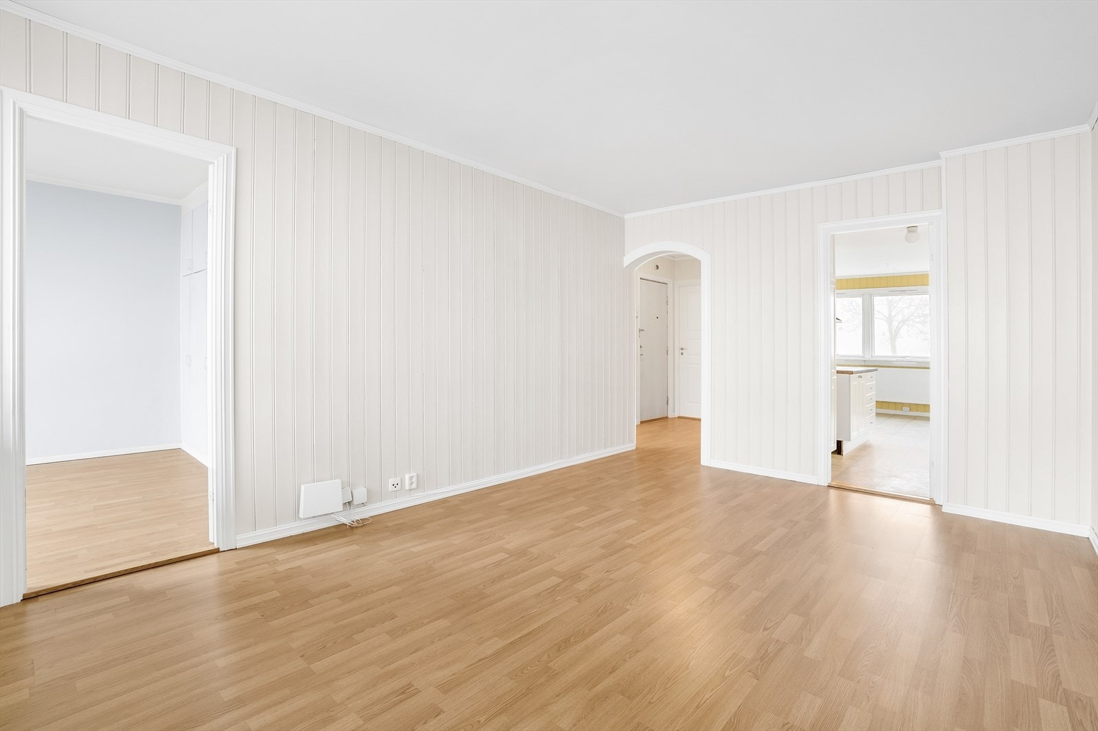 Romslig stue med god plass til møblering Galleribilde