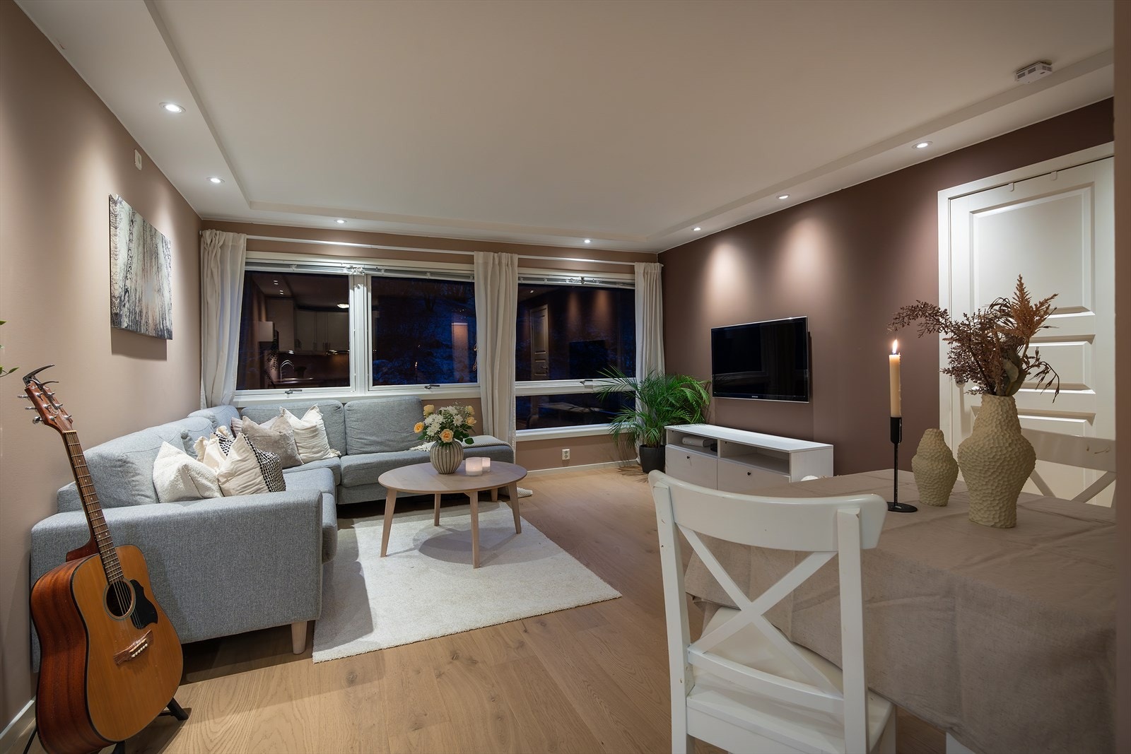 - Grunnpakke TV/internett (Telenor), varmtvann m.m. er inkludert i felleskostnadene - Galleribilde