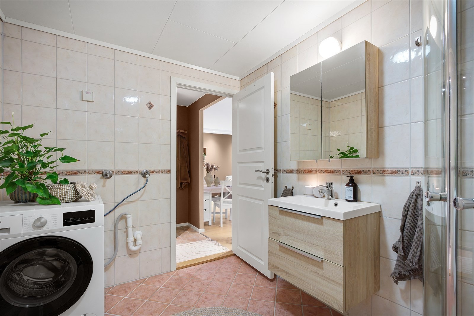 - Badet måler 5,5 m² og har opplegg for vaskemaskin - Galleribilde