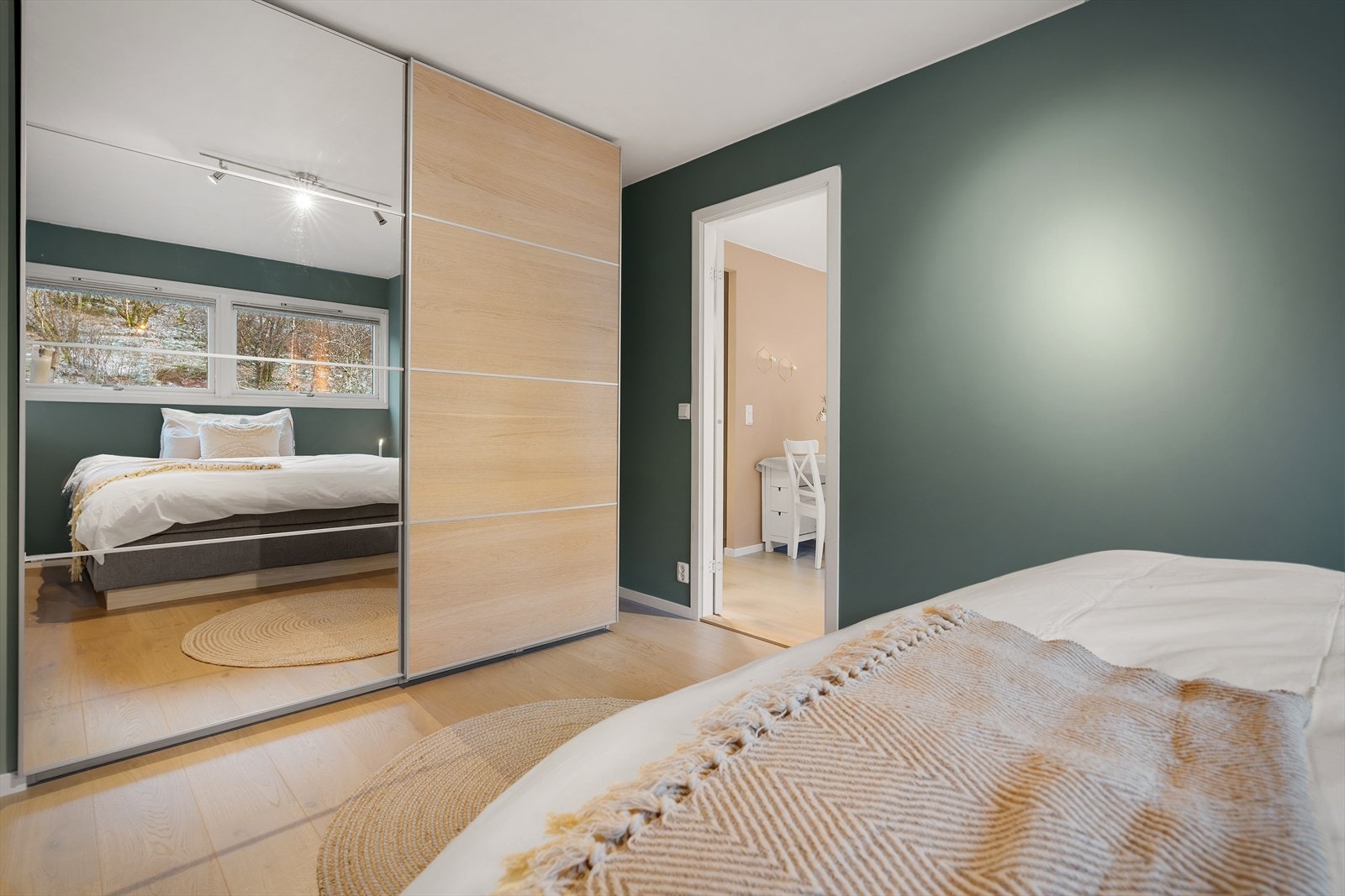 - Nydelig skyvedørsgarderobe langs ene veggen - Galleribilde