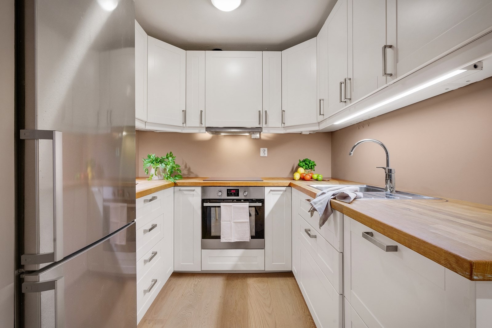 - Kjøkkenet er integrert med stekeovn, induksjonstopp og oppvaskmaskin - Galleribilde