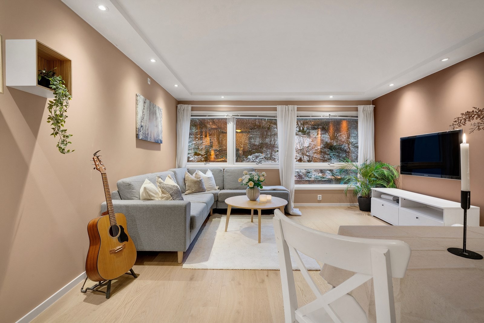 - Med generøse møbleringsmuligheter kan stuen innredes med både sofagruppe, TV-benk og spisebord - Galleribilde