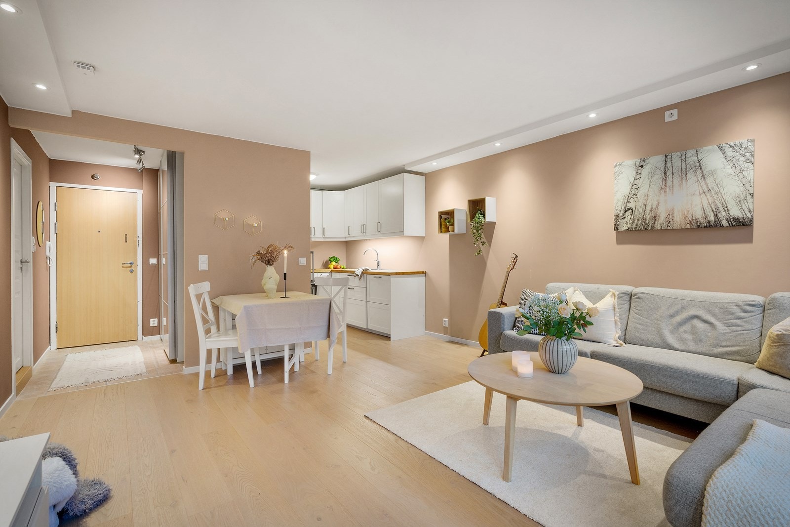 - Veggene i stue, kjøkken og soverom er malt i 2023 - Galleribilde