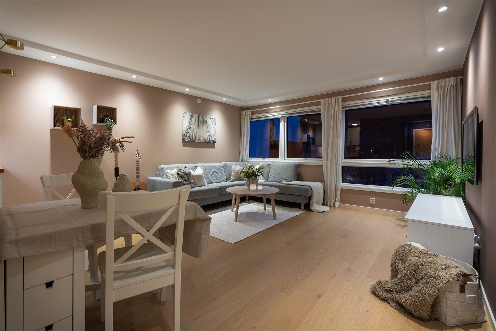 - Leiligheten er like koselig på kveldstid som dagtid - Galleribilde