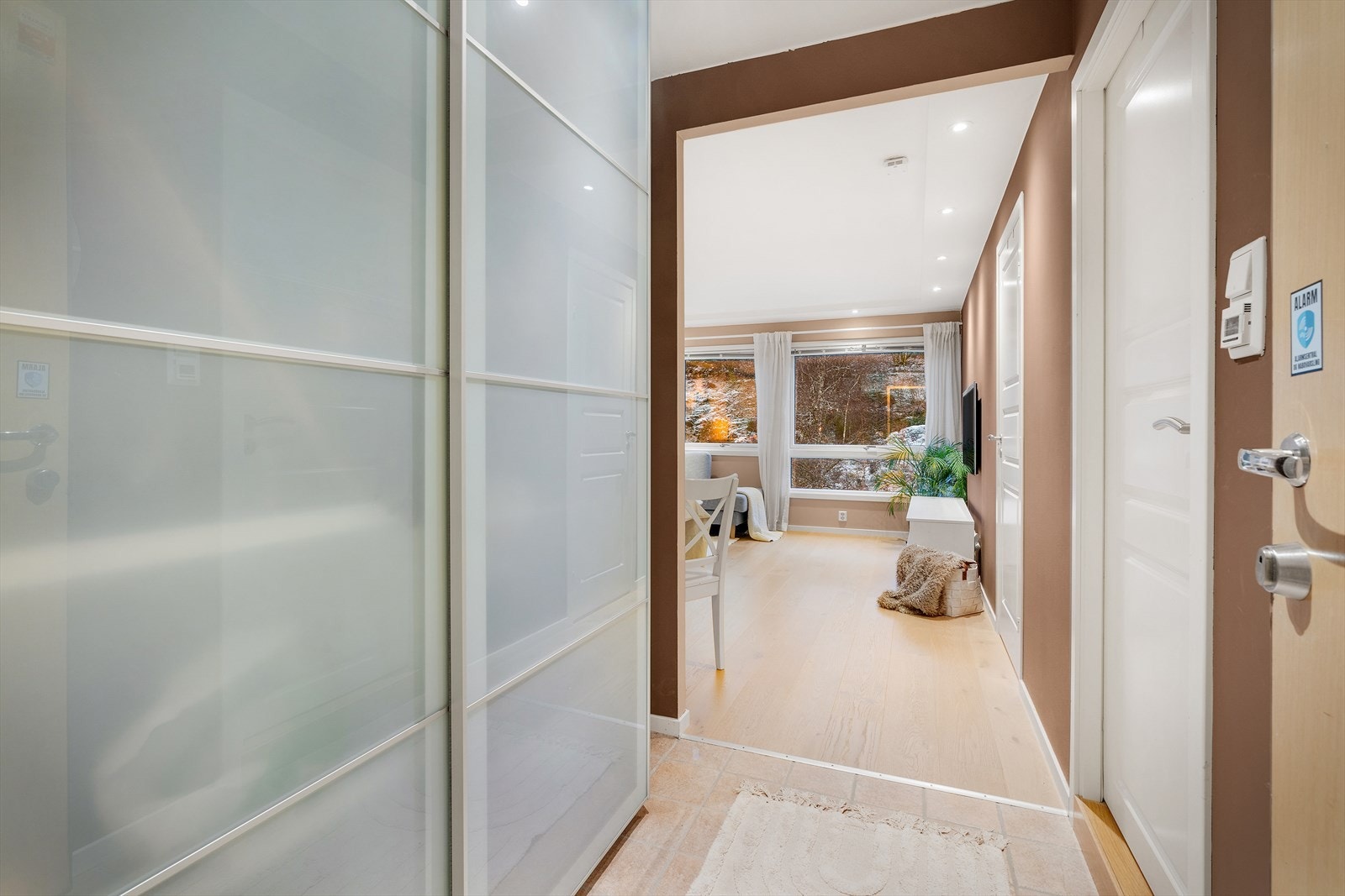 - Leiligheten er innredet med solid parkett gulv + fliser i entré - Galleribilde