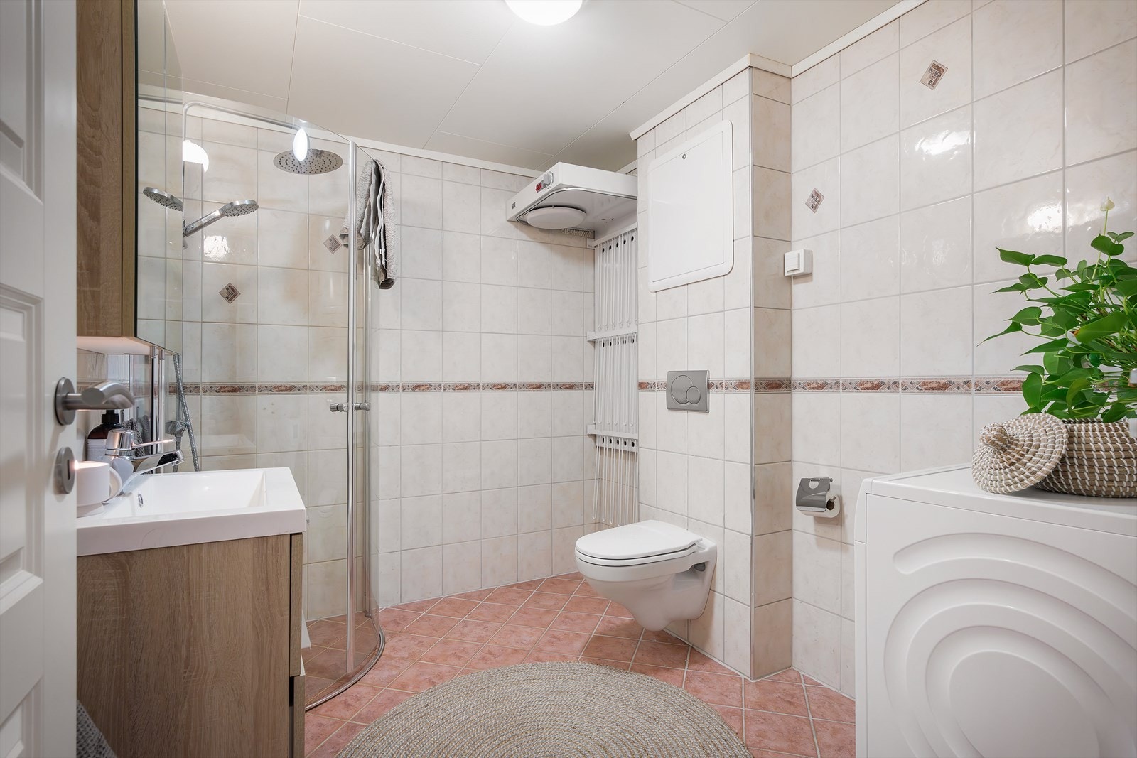 - Helfliset bad med behagelig varme i gulv - Galleribilde