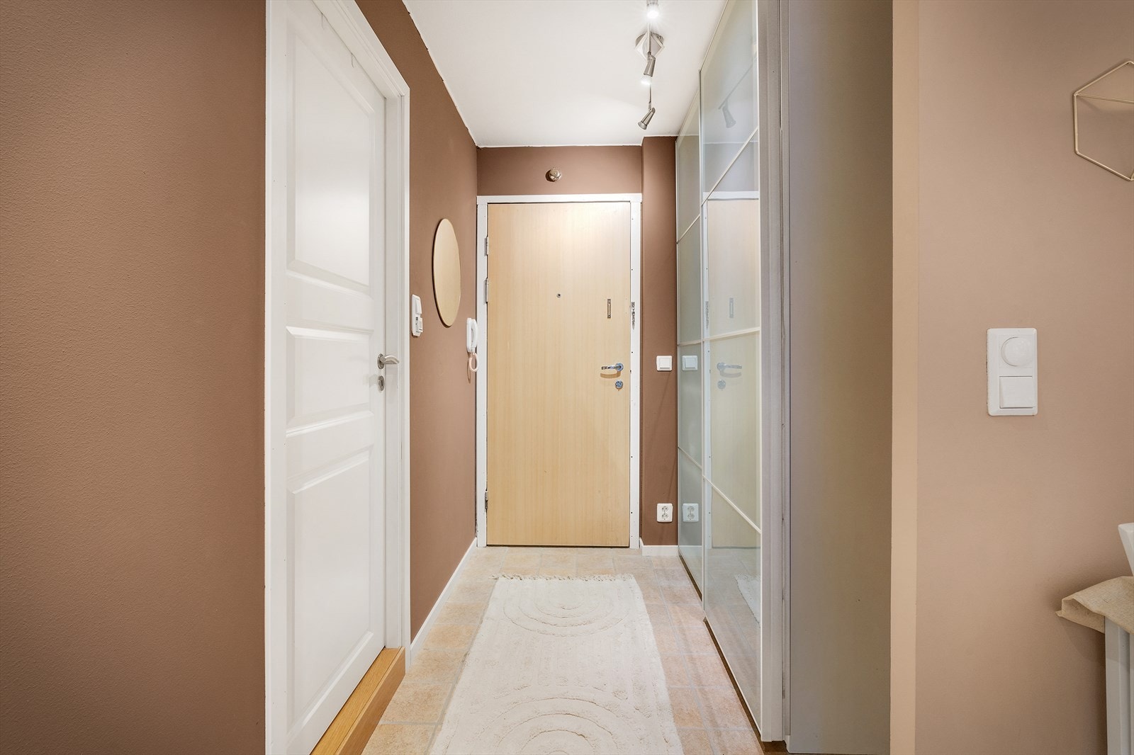 - Entreen gir et godt førsteinntrykk med god plass til oppbevaring av yttertøy og sko - Galleribilde