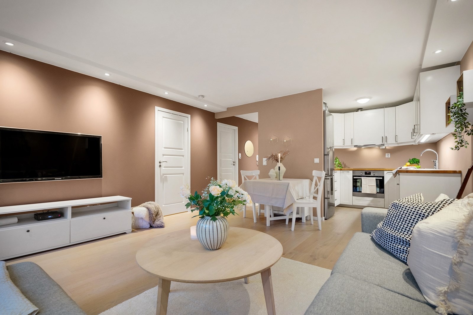 - Leiligheten ligger usjenert og fritt til med utsikt mot fjell og natur - Galleribilde