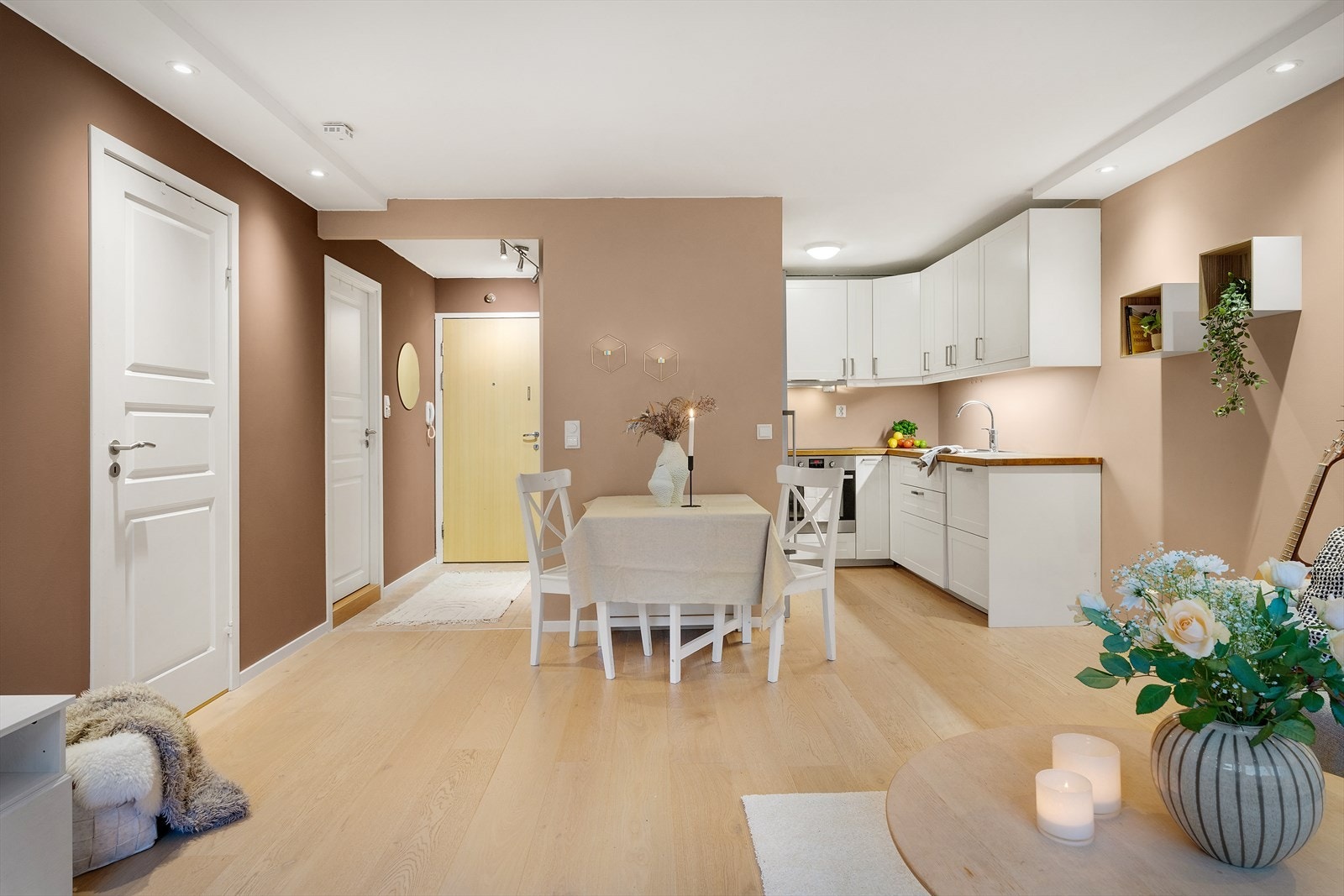 - Med generøse møbleringsmuligheter kan stuen innredes med både sofagruppe, TV-benk og spisebord - Galleribilde