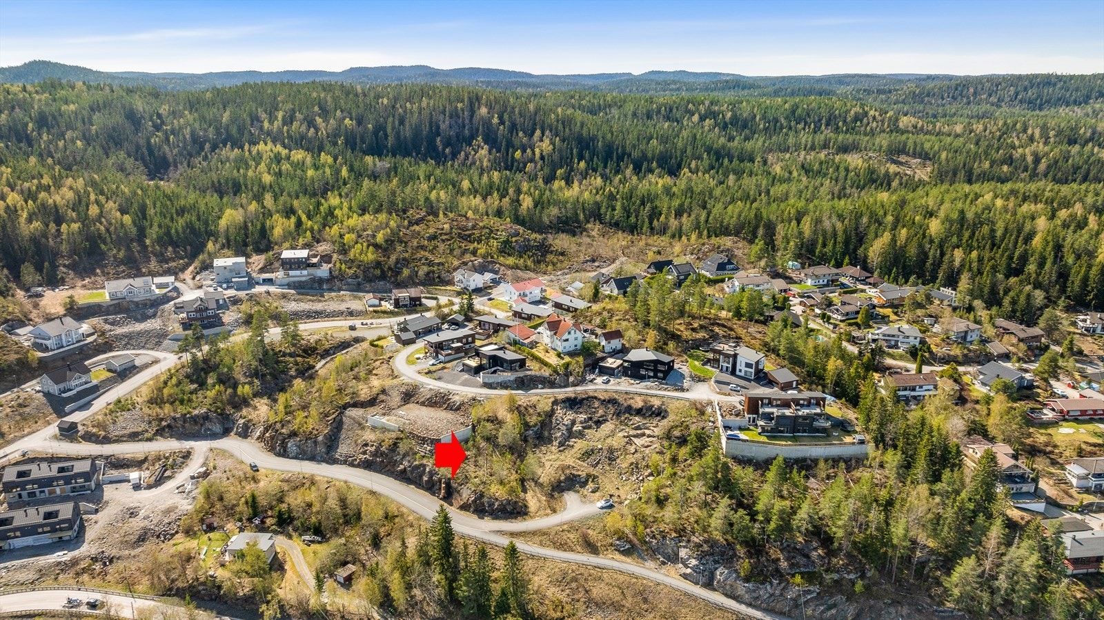Tomten ligger i et barnevennlig og landlig boligområde med nærhet til skoler, barnehager, offentlig kommunikasjon og vakre rekreasjonsområder. Galleribilde