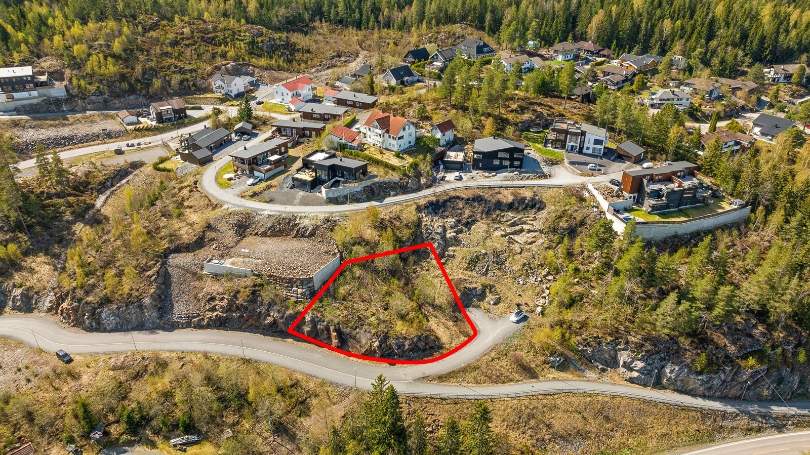 Ved Nordby barneskole ligger det fotballbane og lekeplass, og området har kort vei til lysløype, skiløyper, badeplass og ridesenter med mer Galleribilde