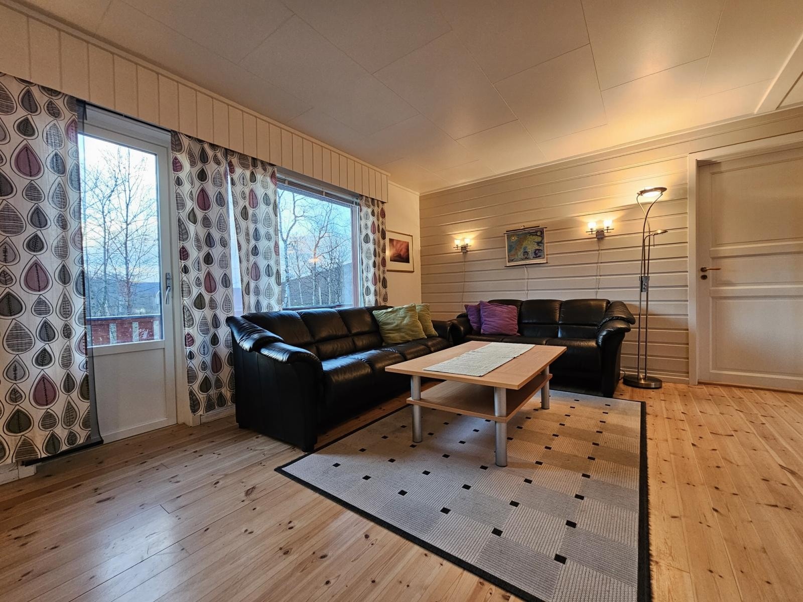 Fra stua er det utgang til verandaen og hagen Galleribilde