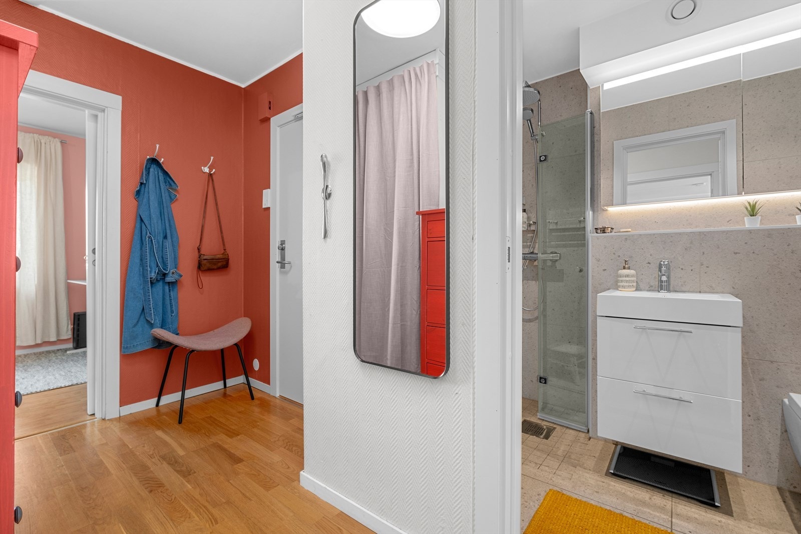 Badet er praktisk tilknyttet gangen. Galleribilde