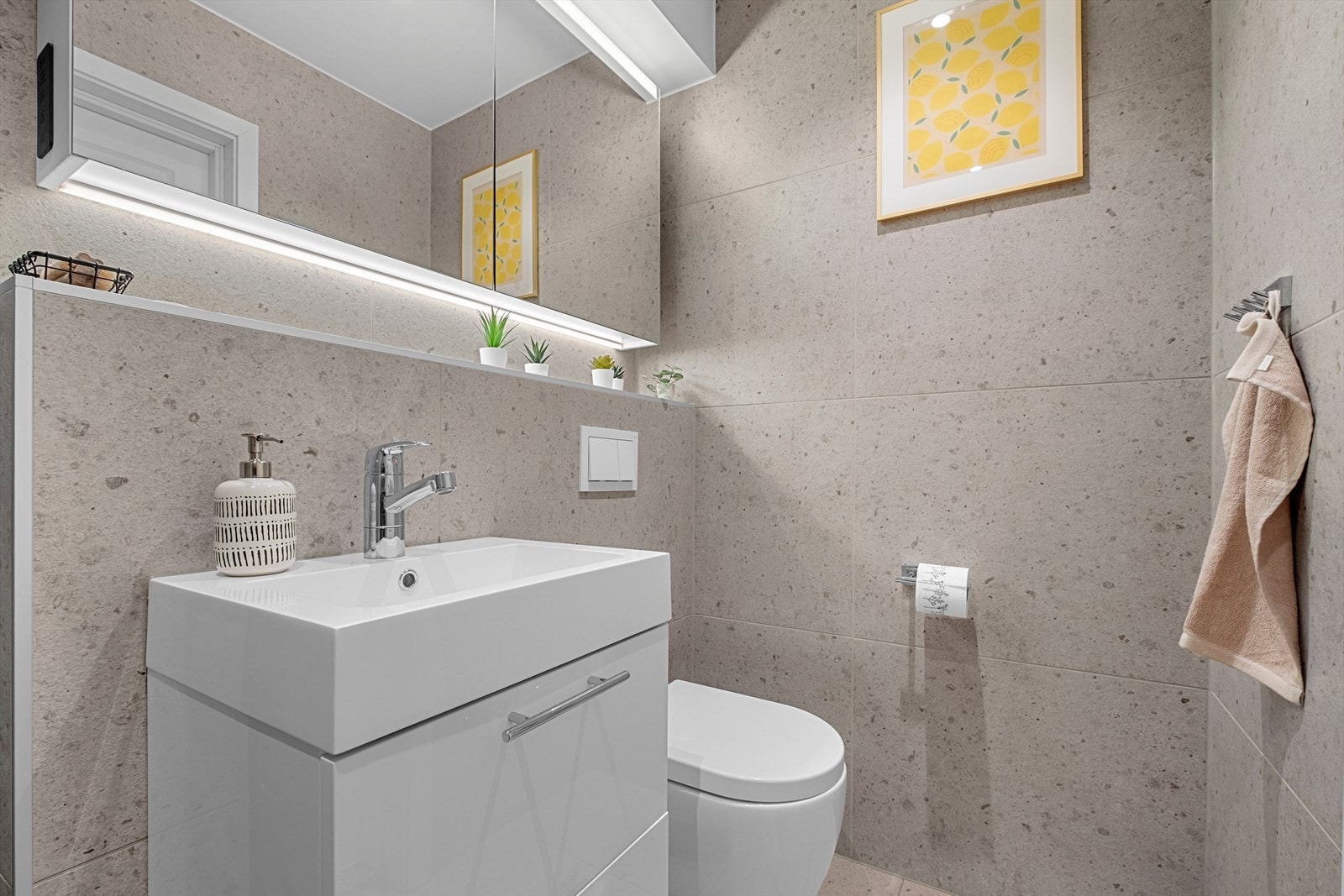 Her får du et delikat og moderne bad totalrenovert i 2022. Galleribilde