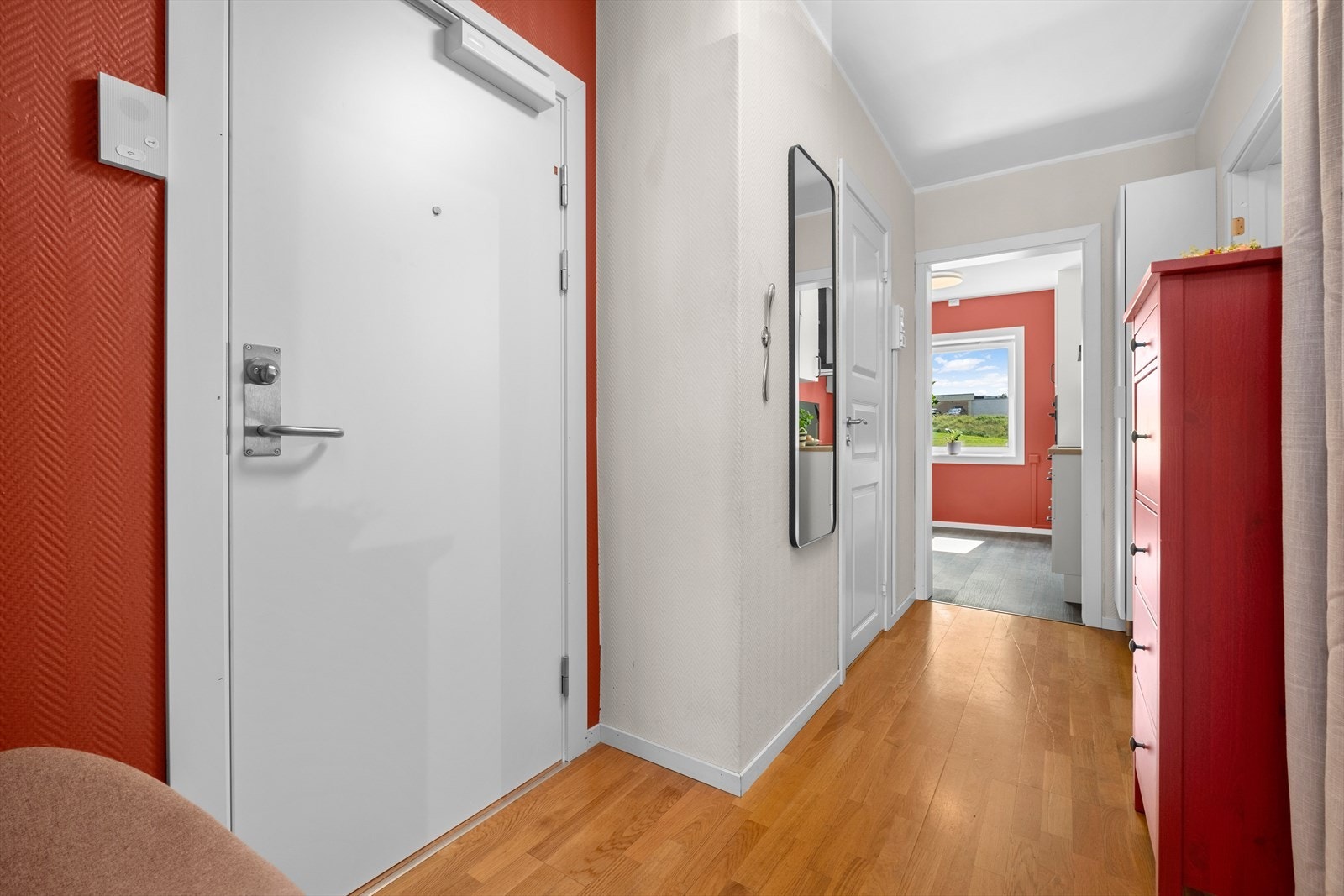 Når du trer inn i leiligheten møtes du av et hyggelig inngangsparti. Her har du god plass til sko og yttertøy. Det medfølger i tillegg 3 boder fordelt på kjeller og loft for ekstra plass til oppbevaring. Galleribilde