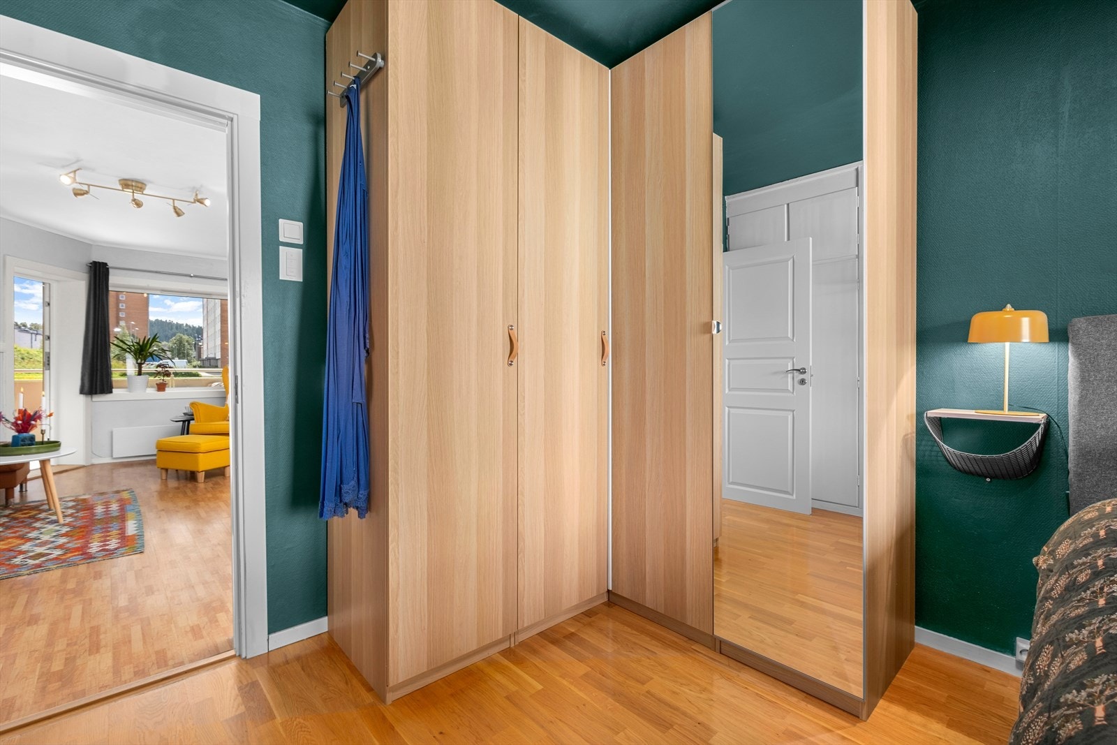 I likhet med resten av leiligheten nyter soverommet parkett på gulv og nymalte overflater i stilfull farge. Galleribilde