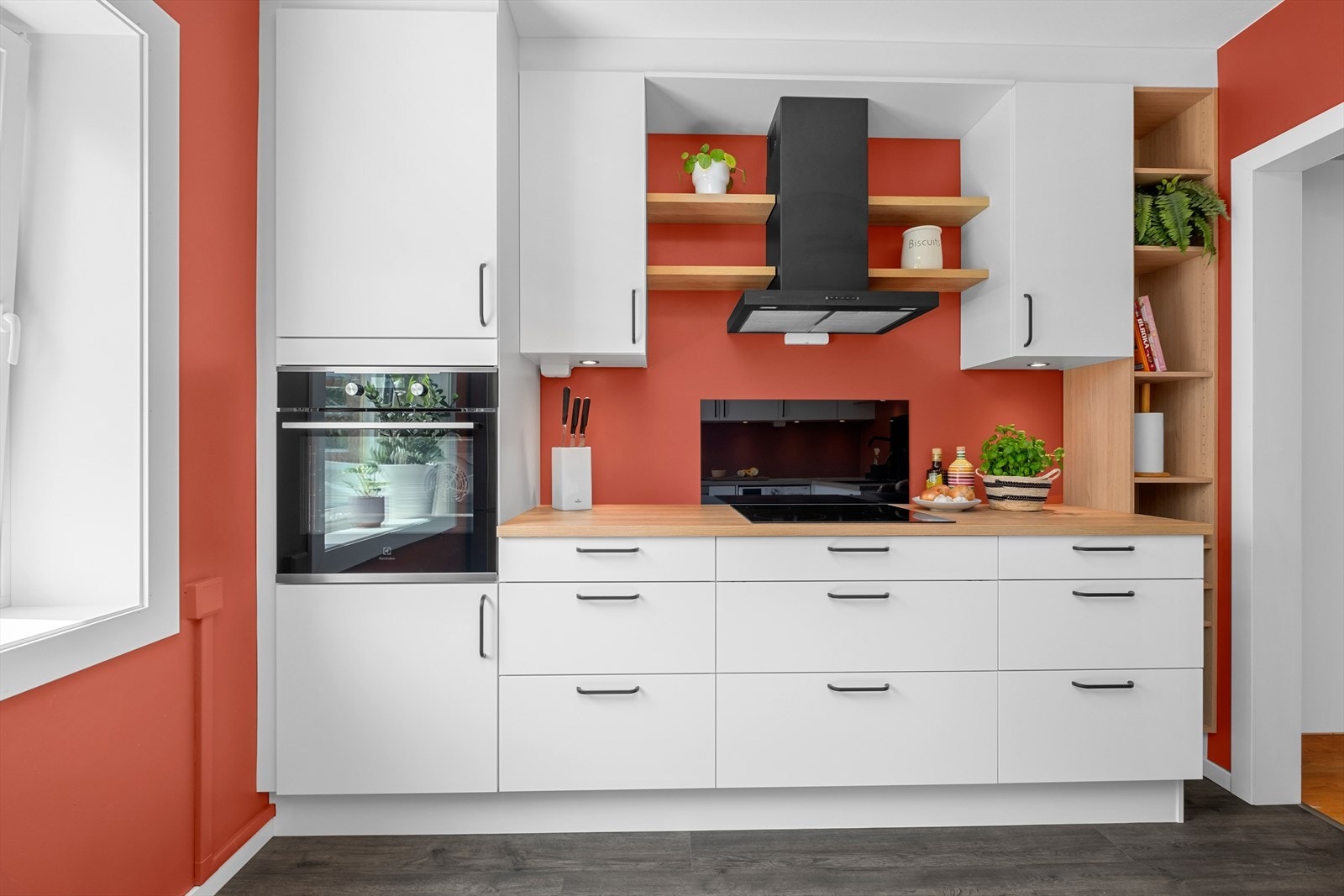 Kjøkkenet byr på integrerte hvitevarer som induksjonstopp og stekeovn fra Electrolux. Galleribilde