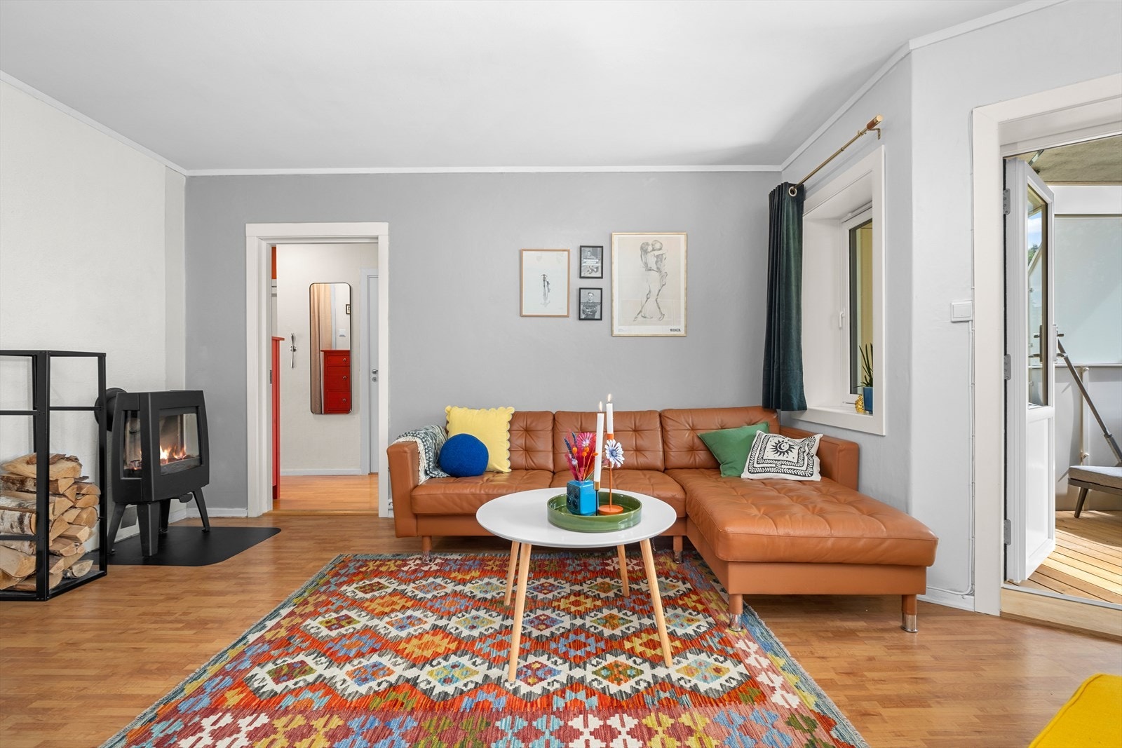 Rause vindusflater og nymalte overflater gir leiligheten en lys og romslig atmosfære. På stuen finner du også en vedovn, som fungerer bra som en alternativ oppvarmingskilde og er perfekt for de kalde vinterkveldene. Galleribilde