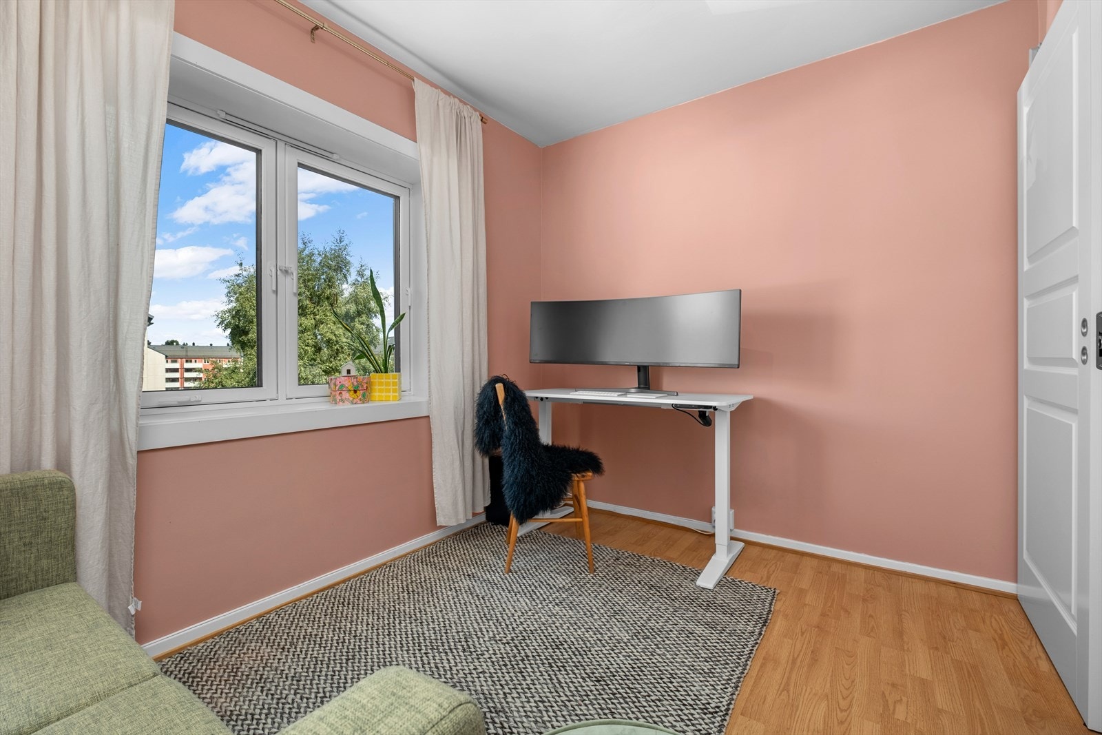 Her får du enkelt plass til dobbeltseng og annet ønsket møblement. Rommet egner seg ypperlig som gjesterom. Galleribilde