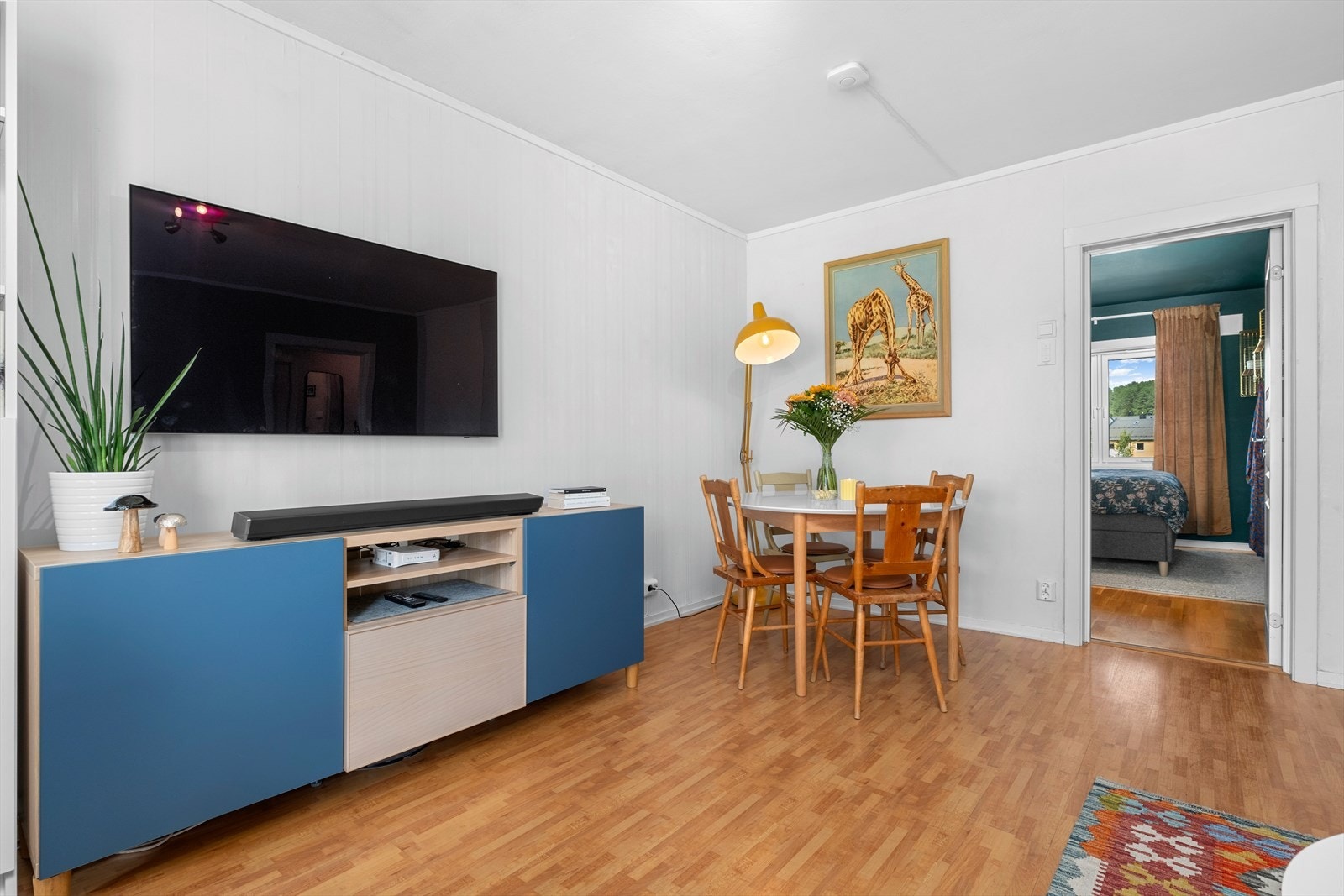 Stuen måler hele 21 m² og gir deg gode muligheter for ulike møbleringsalternativer. Her får du god plass til både sofa- og sittegruppe. Galleribilde