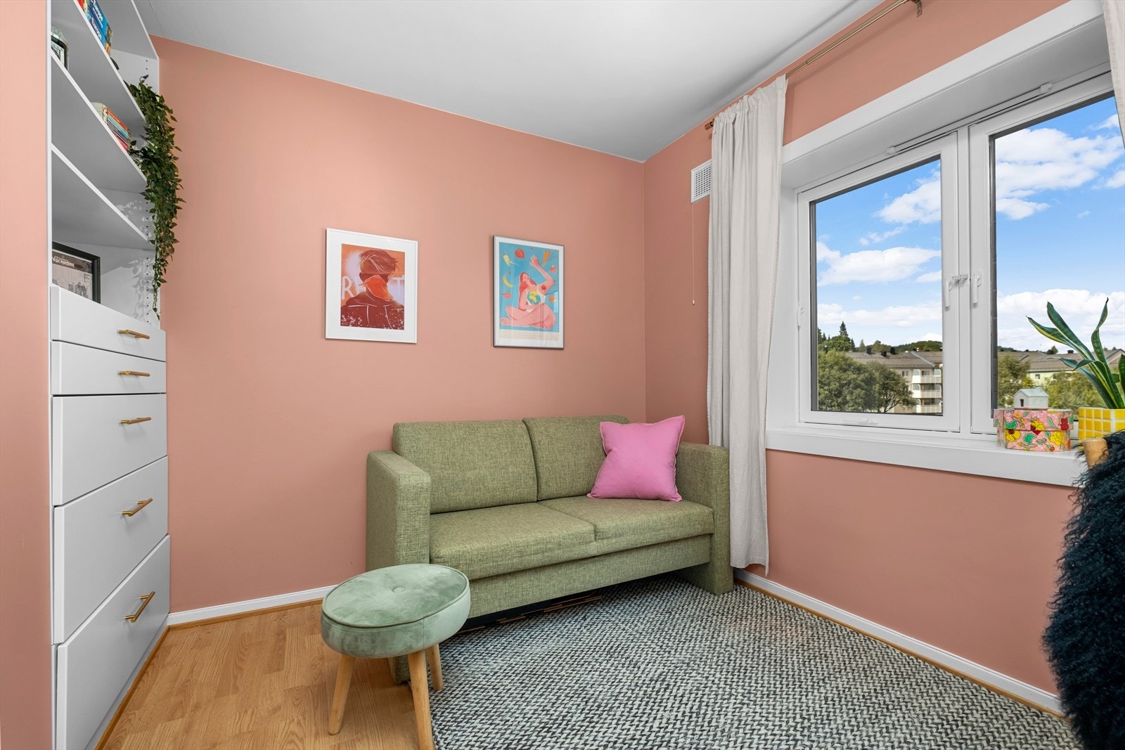 Leilighetens andre soverom er også av romslig størrelse og måler 8,5 m². Rommet er i dag innredet som kontor. Galleribilde