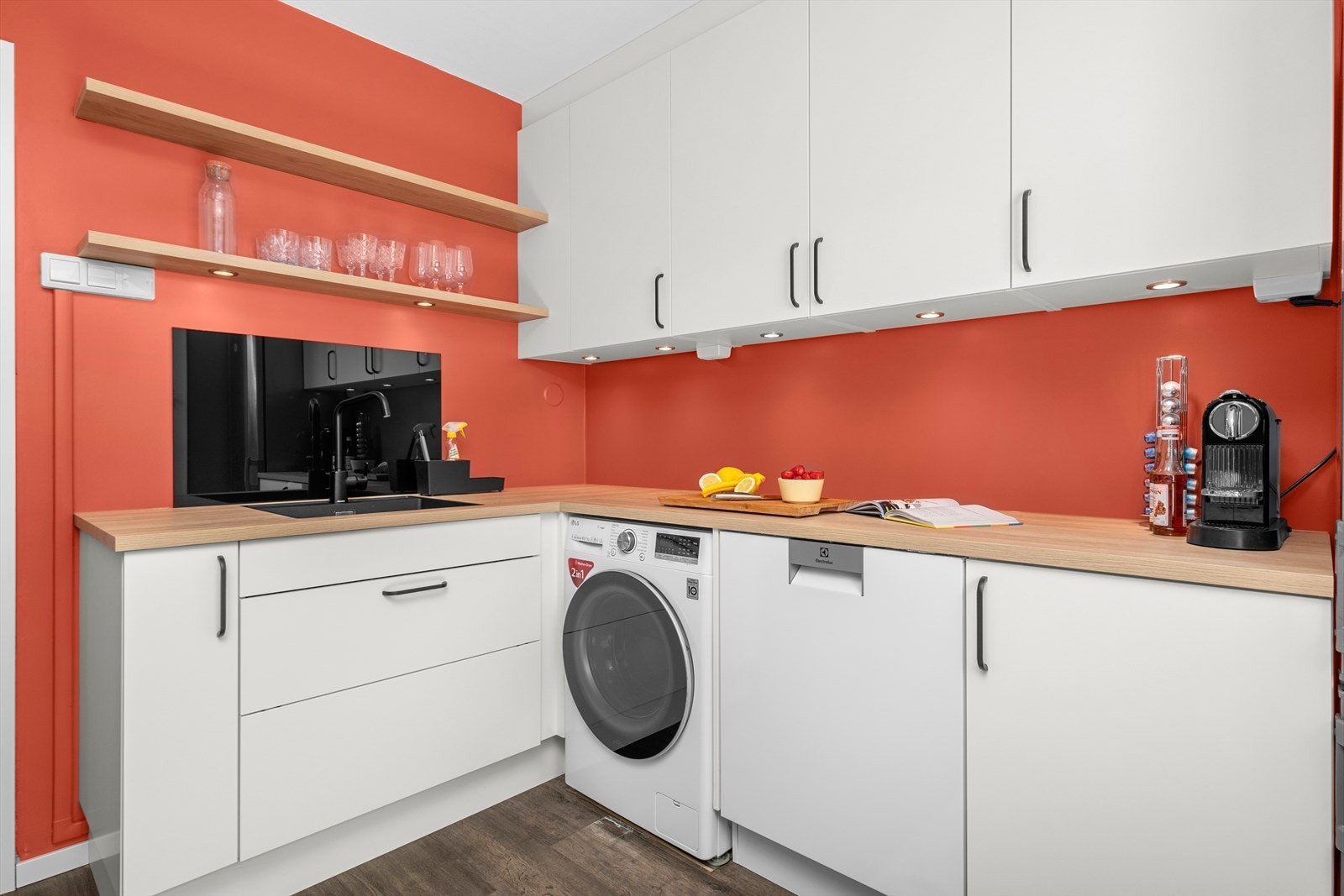 Her er ingenting overlatt til tilfeldighetene og hver løsning er nøye gjennomtenkt for et best mulig kjøkken. Galleribilde