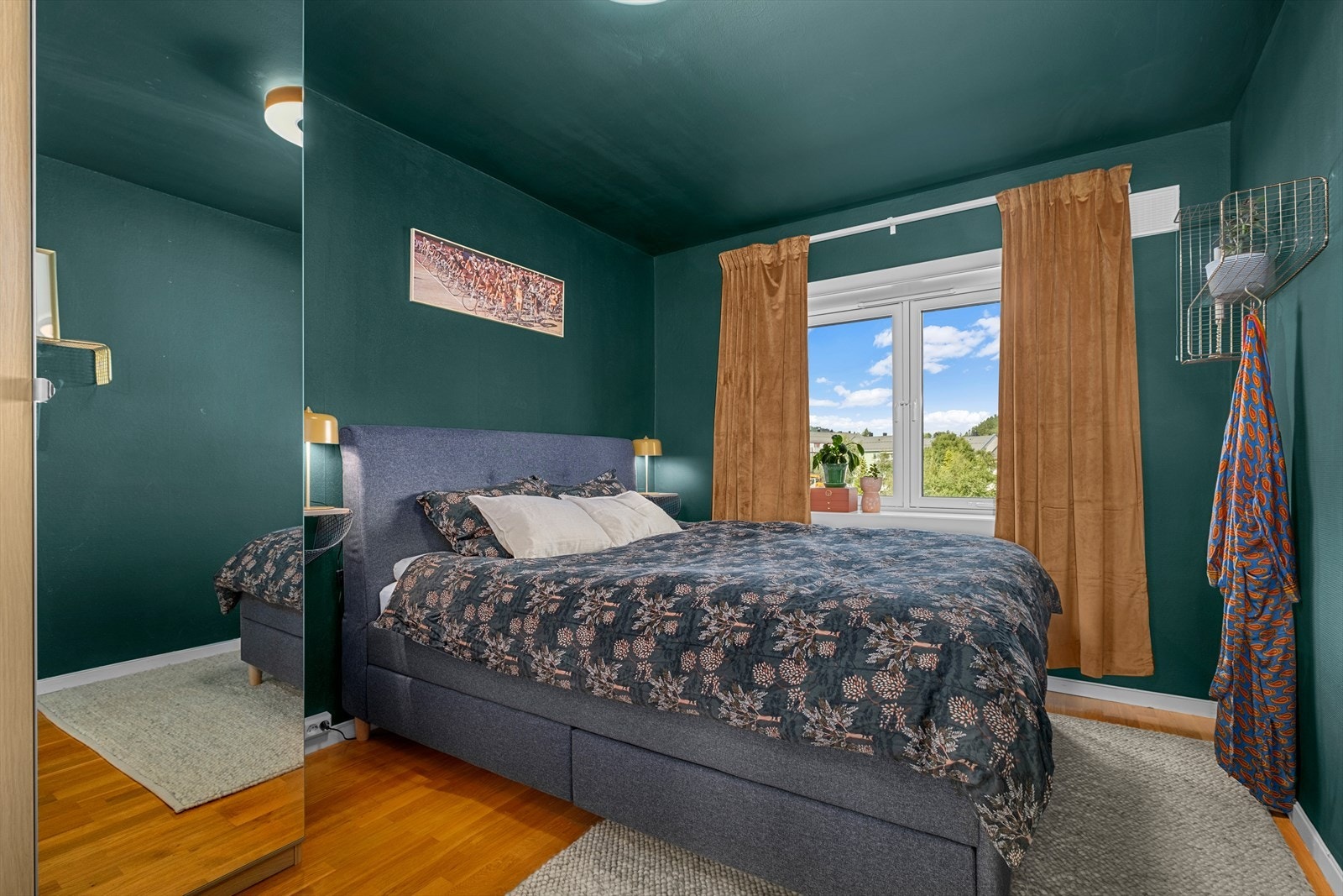 Leilighetens hovedsoverom måler hele 12,5 m² og har rikelig med plass til dobbelt seng og garderobeskap. Galleribilde