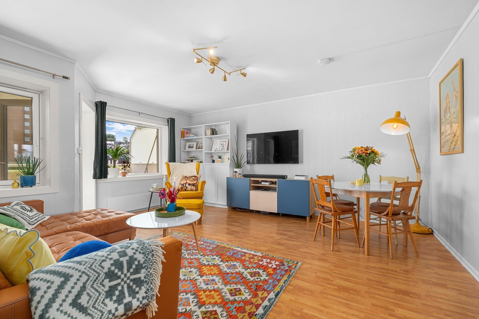 Fra stuen er det direkte utgang til sørvendt balkong på 8 m². Her nyter du gode solforhold fra tidlig om morgenen til ut på ettermiddagen på sommerstid. Galleribilde