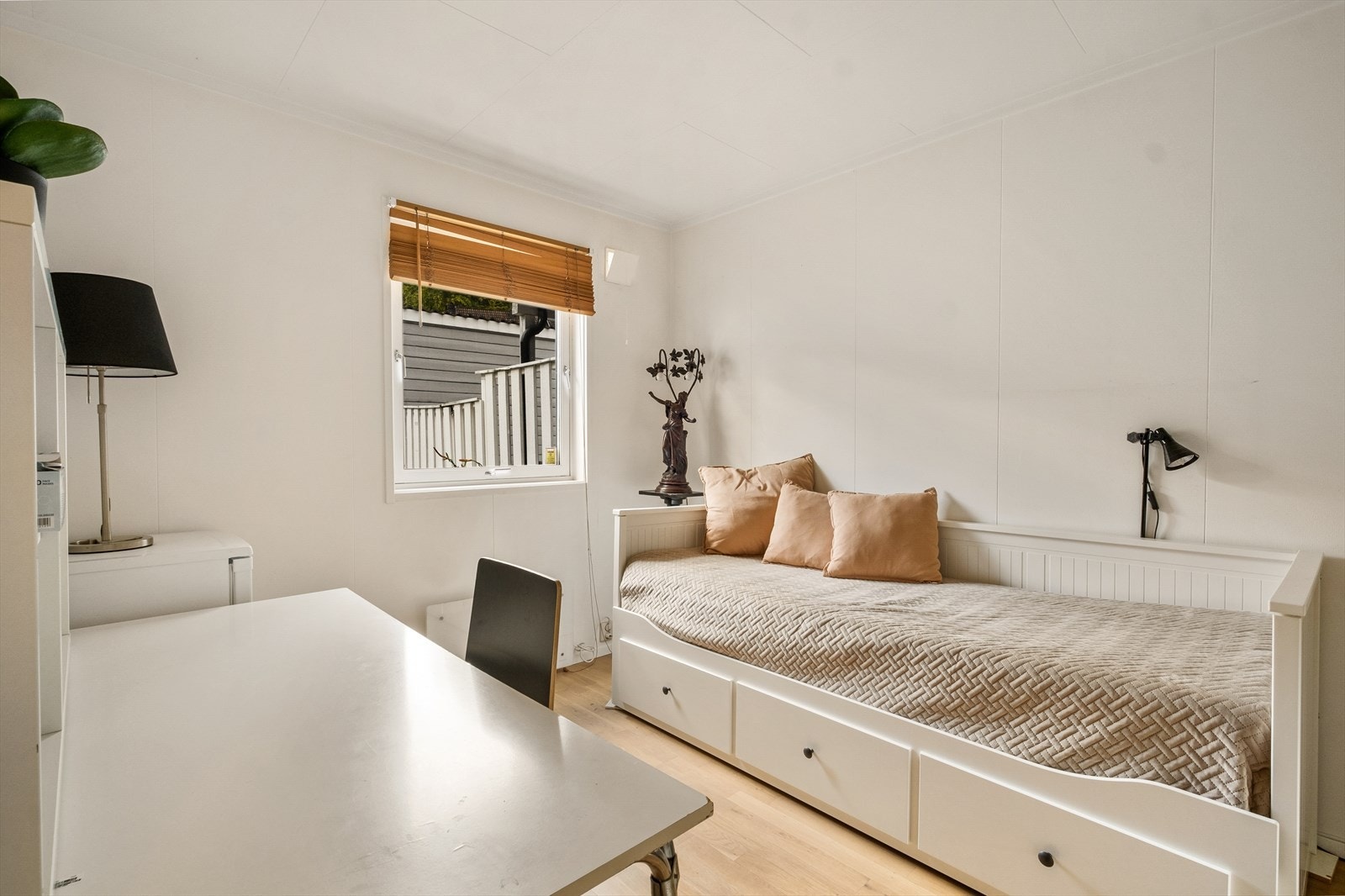 Boligen har totalt 4 soverom, hvorav soverom nr. 1 og 2 er i 1. etasje. Soverom nr. 3 og 4 befinner i henholdsvis 2. og 3. etasje( loftsetasjen). Galleribilde