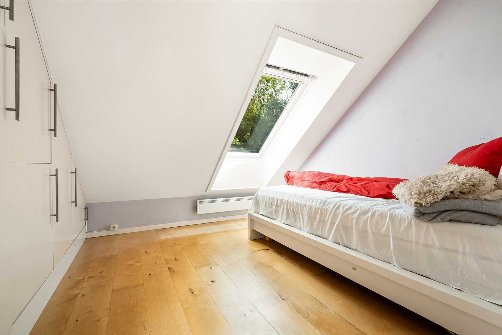 Soverommet i 3. etasje er av god størrelse med plassbygd garderobe og mulighet for dobbeltseng. Galleribilde