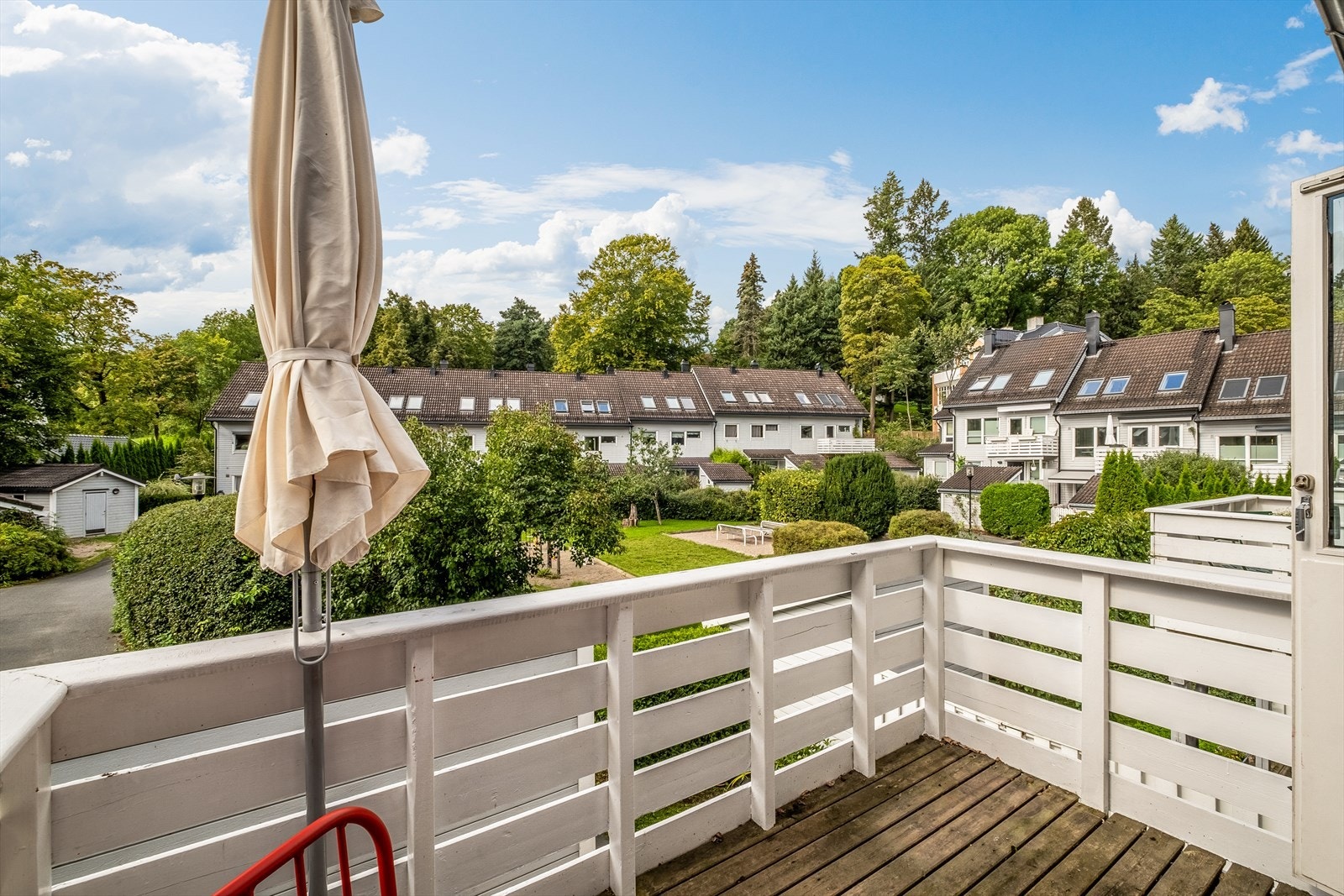 Her er det god plass til utemøbler og frodig beplantning, slik at du kan nyte både solfylte dager og rolige kvelder utendørs i ditt eget private fristed. Galleribilde