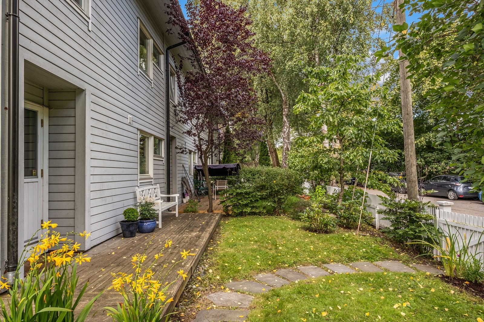 På baksiden av huset finner man en flott og østvendt terrasse med plass til diverse utemøblement, blomster etc. Her kan kaffekoppen nytes i takt med den nydelige morgensolen! Galleribilde