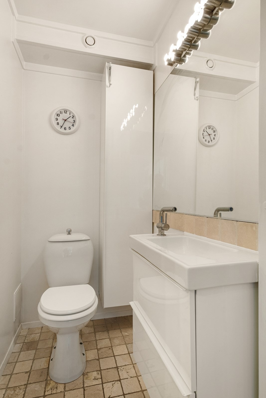 Praktisk og separat toalettrom med fliselagt gulv. Rommet er innredet med wc og servant i innredning. Galleribilde