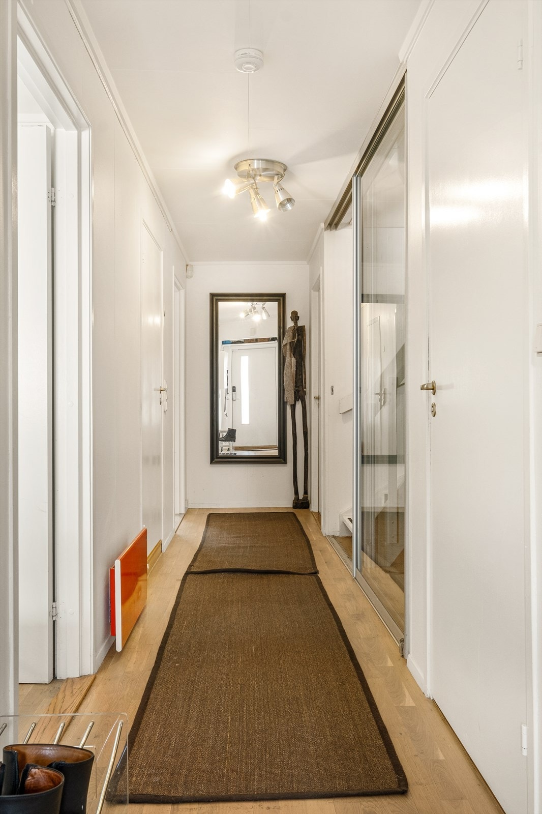 Velkommen inn! Boligen har en lys og åpen entré som gir et umiddelbart godt førsteinntrykk. Galleribilde