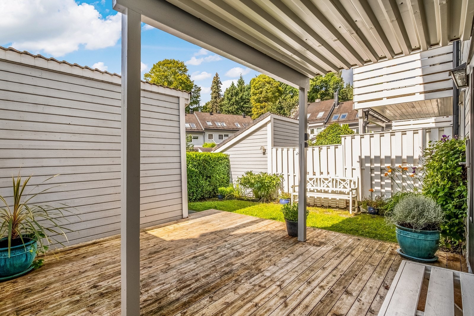 Dette er en flott mulighet til å sikre seg et lyst og pent enderekkehus med flere utesoner og gode solforhold på sentrale og populære Bygdøy. Galleribilde