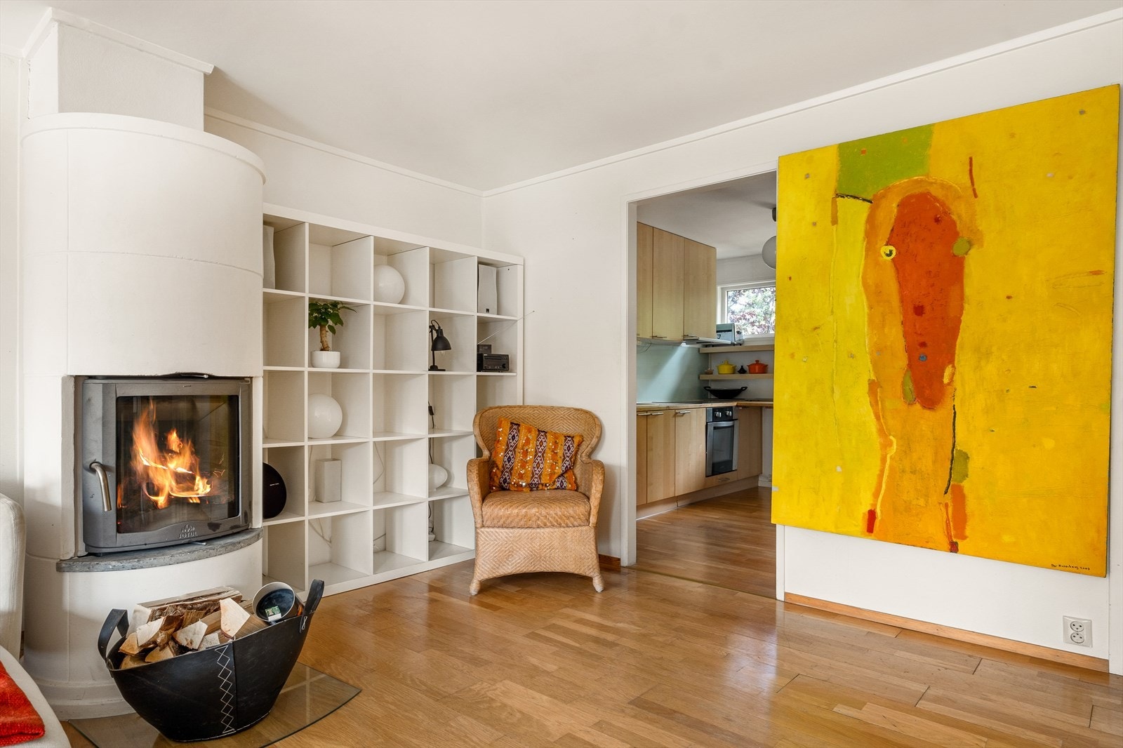 Stuen er boligens naturlige samlingssted for hele familien, og har en stilren peis som varmer godt på kalde dager. Galleribilde