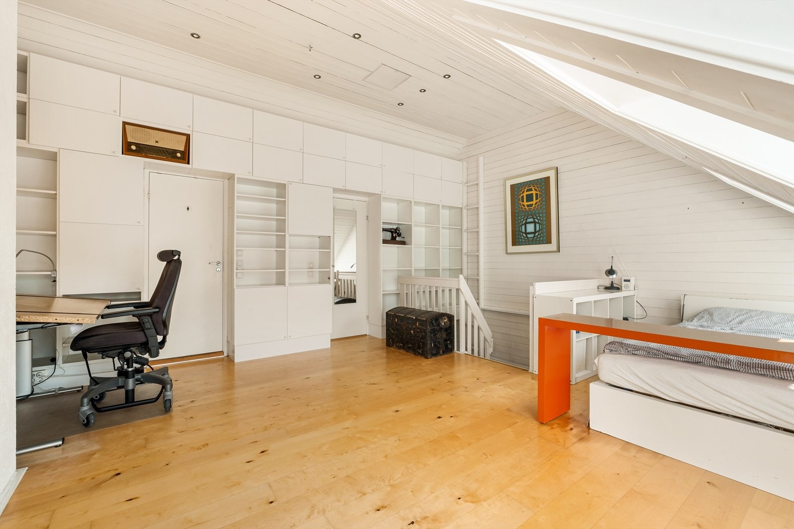 Her er det god plass til sofagruppe, bokhyller m.m. Et perfekt rom for barna når de har venner på besøk, som lekerom, TV-stue, e.l. Galleribilde