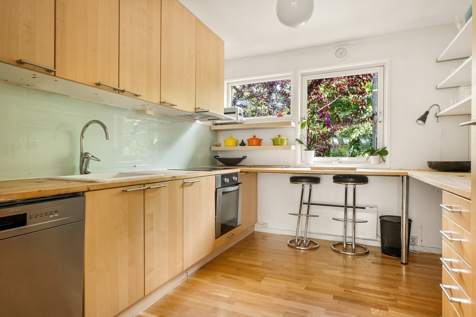 Boligen har et innbydende og stilrent kjøkken med "bar" løsning som gjør det enkelt å nyte frokosten på de travle hverdagene. Her er det rikelig med skuffer, skap- og benkeplass. Galleribilde