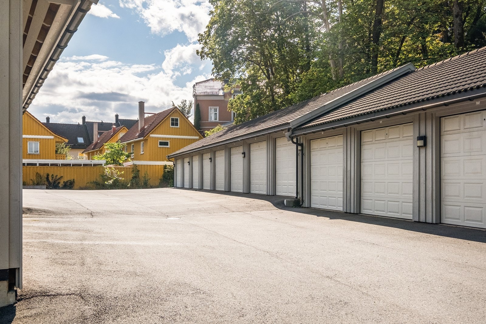 Det medfølger en garasjeplass (nr. 23) med elbillader. Lagringsplass på garasjeloftet. I tillegg til garasje, kan man ha ett kjøretøy på uteområdet. Det er også gjesteparkering, samt to ladestasjoner med betalingsløsning. Galleribilde