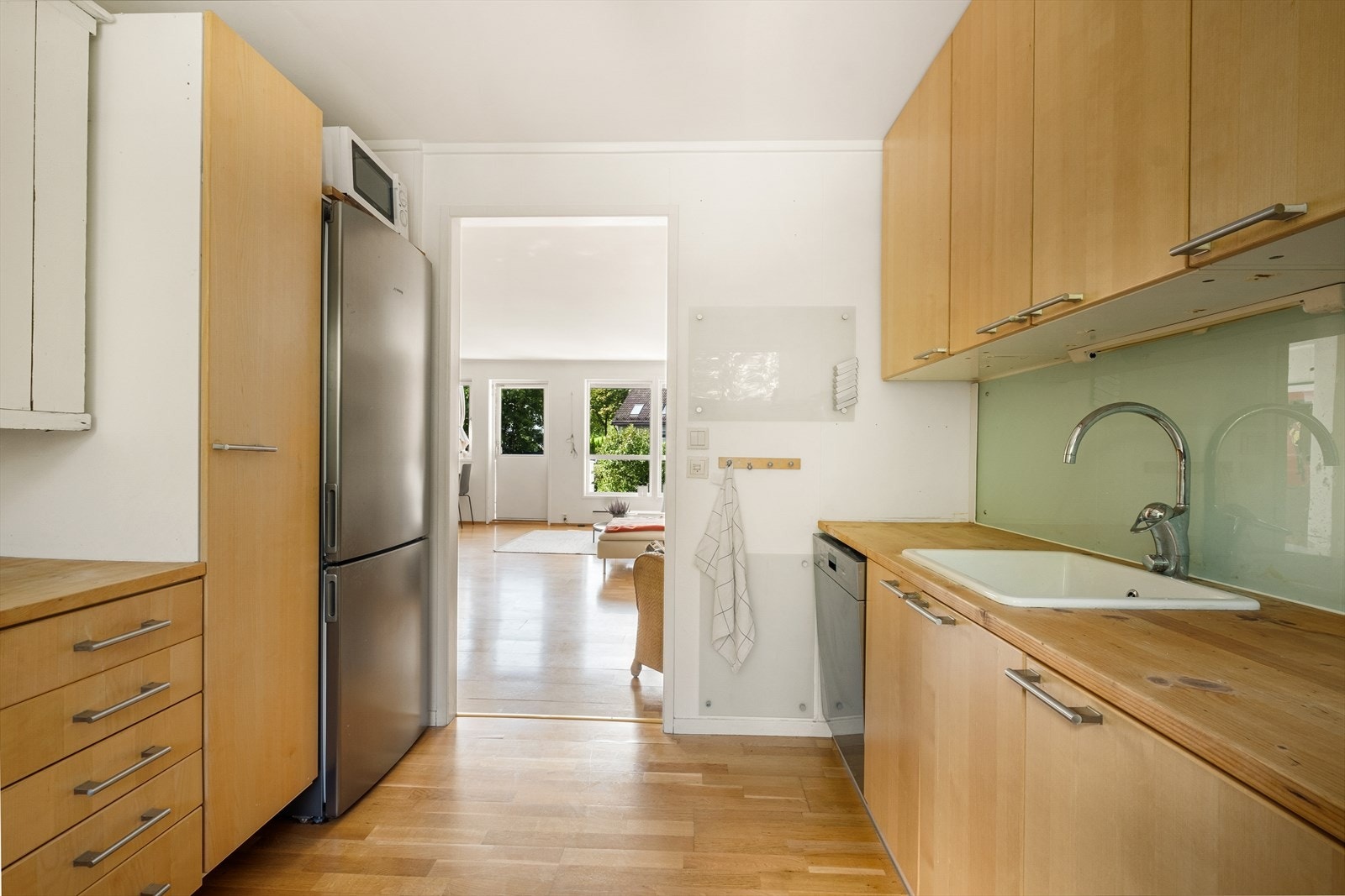 Kjøkkenet er utstyrt med integrert komfyr og platetopp, samt frittstående kjøleskap og oppvaskmaskin. Galleribilde