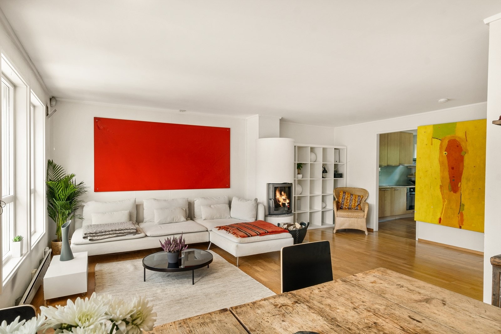 Det er gode møbleringsmuligheter i stuen, med plass til spisestue, sofagruppe, TV-benk og tilhørende møblement. Galleribilde