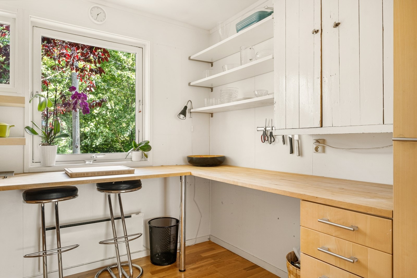 Kjøkkeninnredning med benkeplater av heltre, plateslått backsplash, slette fronter og ventilator med utkast til friluft. Det er enkel kjøkkenvask med godt vanntrykk og vanntilførsel via kobberrør. Galleribilde