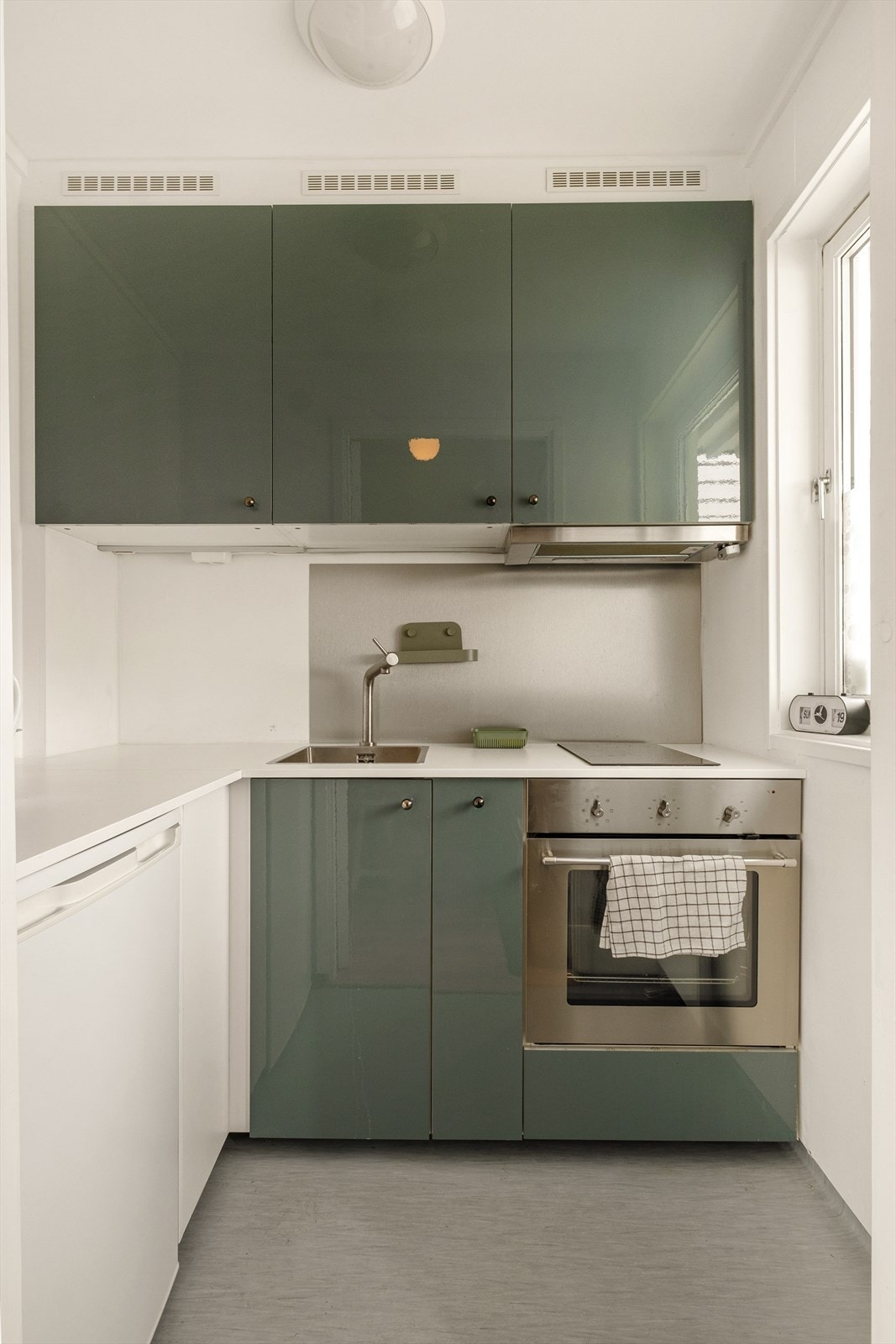 I boligens 1. etasje finner man et innbydende hybelkjøkken fra 2017 med laminerte benkeplater, plateslått backsplash, slette skapfronter og ventilator med kullfilter. Komfyrvakt er montert. Integrert komfyr og platetopp, samt frittstående kjøleskap. Galleribilde