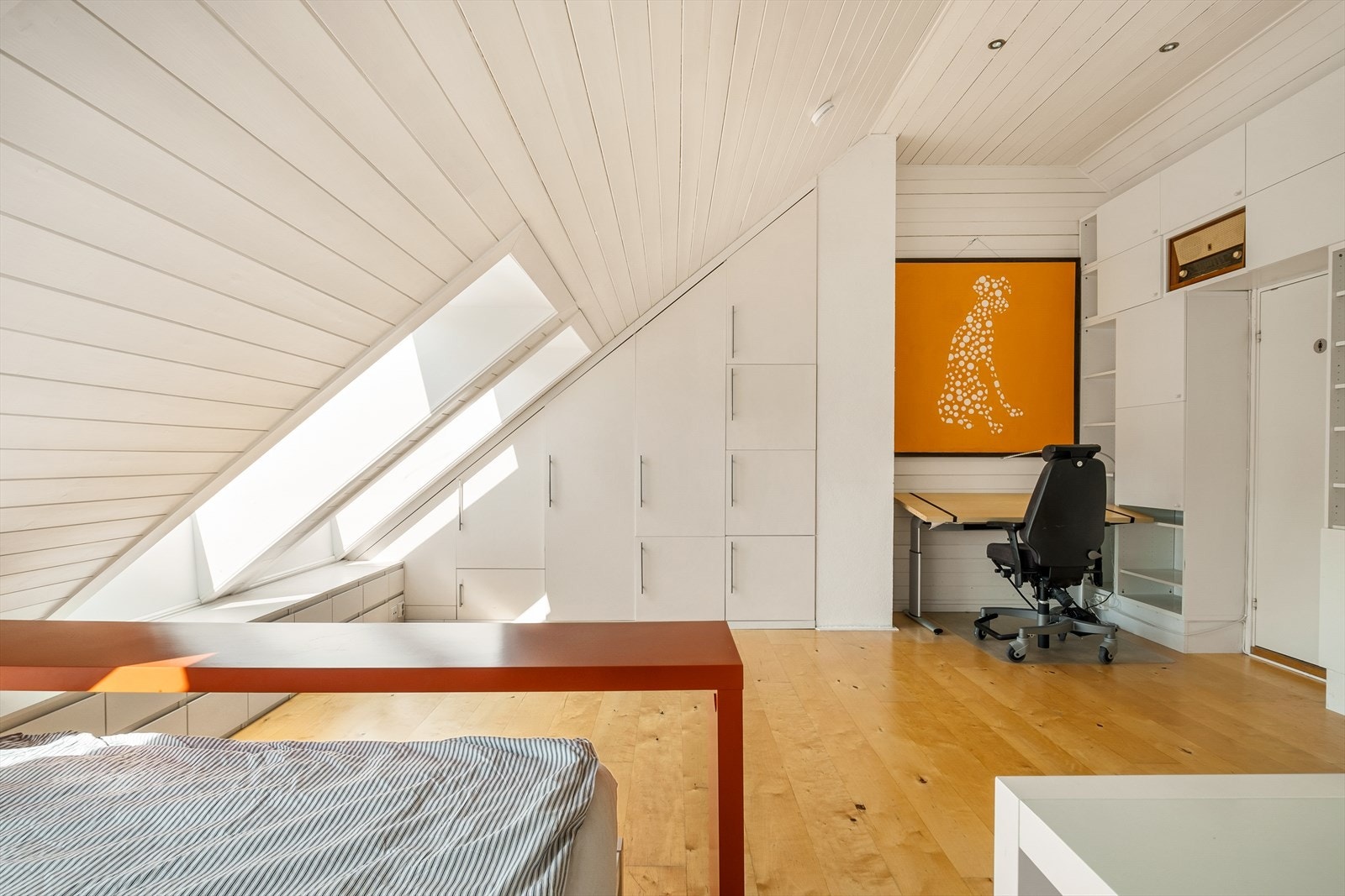 Her er det plassbygde skap i skråvegg for maksimal utnyttelse av plassen. Galleribilde