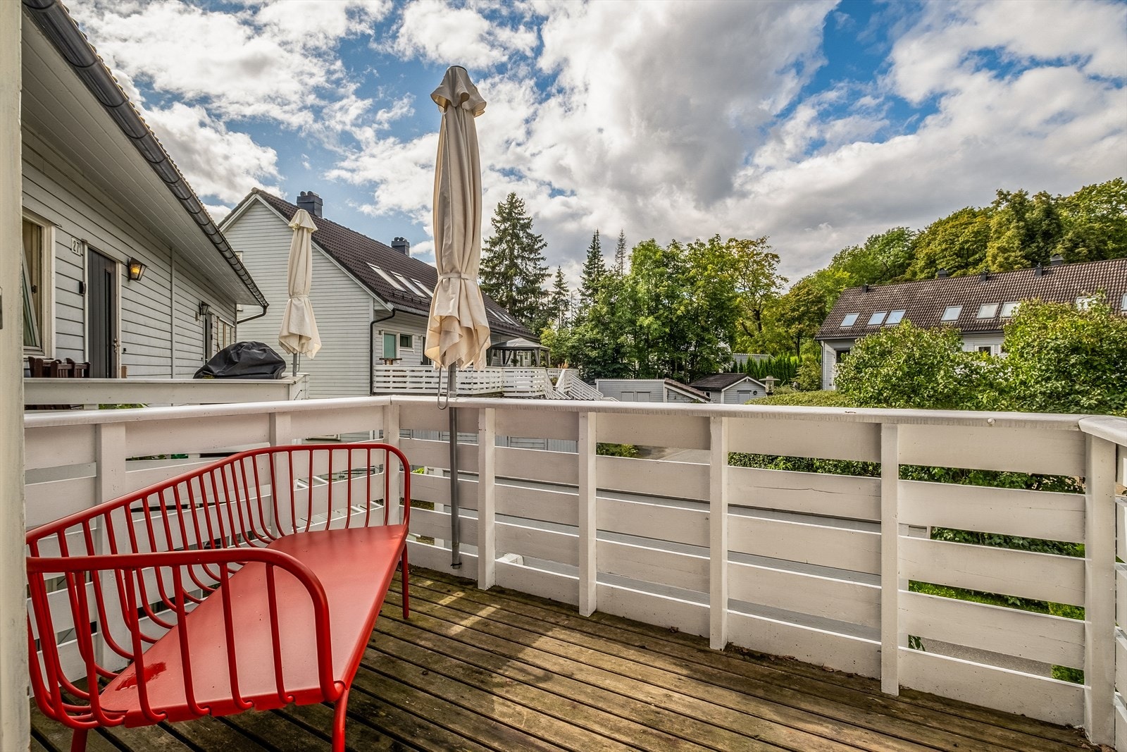 Fra stuen er det utgang til en vestvendt veranda på 6 kvm. Her har du sen kveldssol! Galleribilde