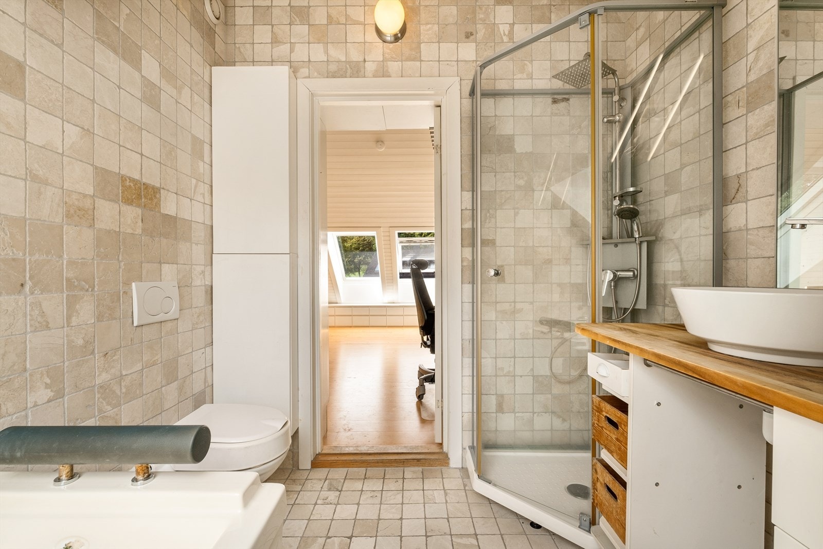 Badet er ellers innredet med dusjkabinett, veggmontert wc og boblebadekar. Galleribilde