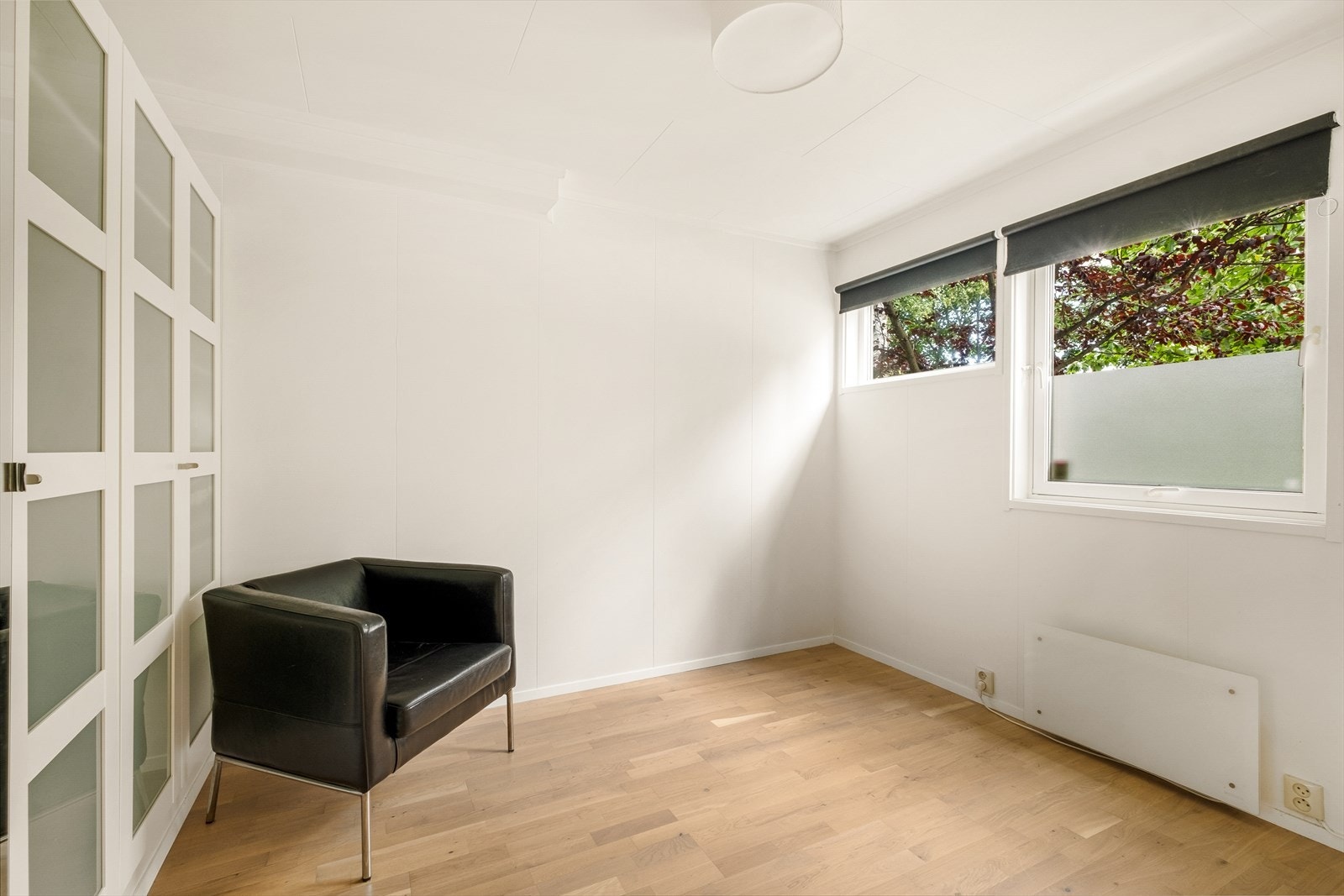 Soverom nr. 1 og 2 er av god størrelse og har garderobeskap for optimal lagring av klær og sko. Godt med plass til dobbeltseng, kommode eller skrivepult. Galleribilde