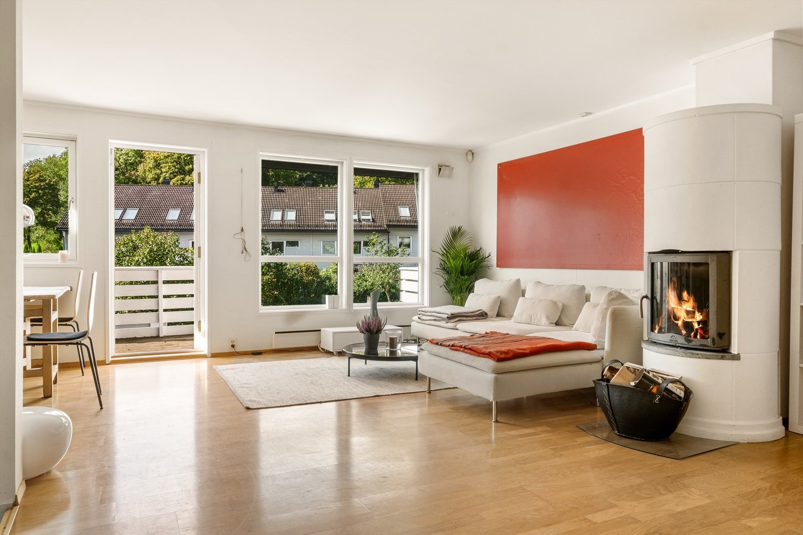 Tiltalende stue, kjøkken og spiseplass i åpen løsning. Galleribilde