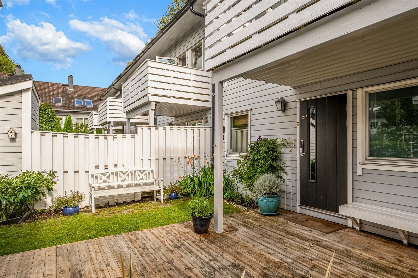 Ved inngangspartiet finner man en stor og vestvendt terrasse på ca. 20,5 kvm med plass til sittegruppe, blomster, grill etc. Her kan man nyte late dager med herlig ettermiddags- og kveldssol! Galleribilde