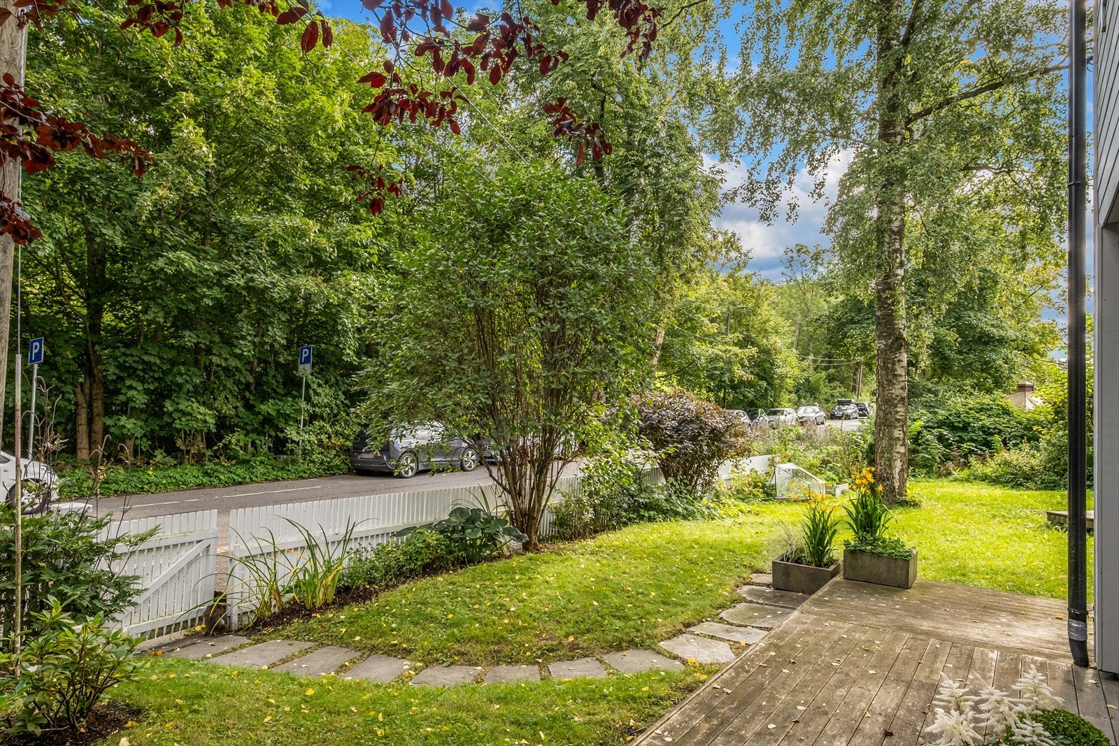 En grind i gjerdet sikrer en rask og smidig snarvei ut til Bygdøyveien. Galleribilde